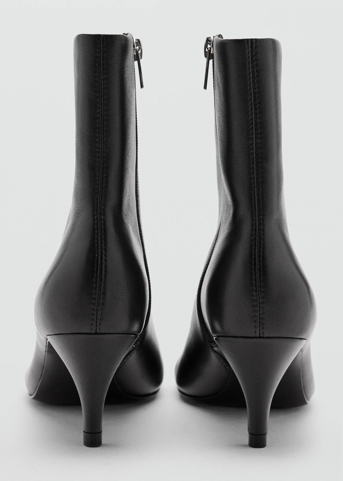 Leather round-toe heeled ankle boot — Black