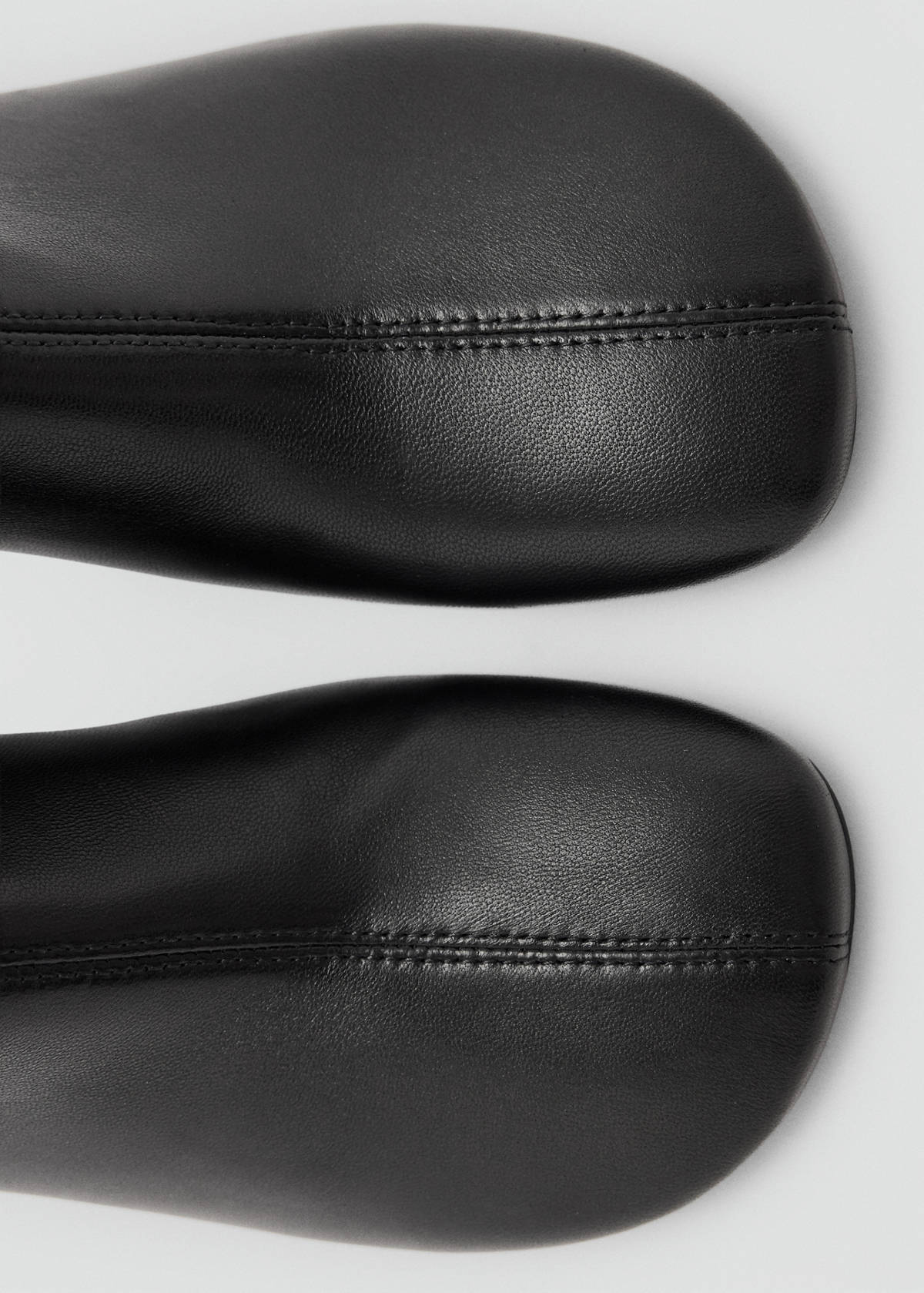 Leather round-toe heeled ankle boot — Black