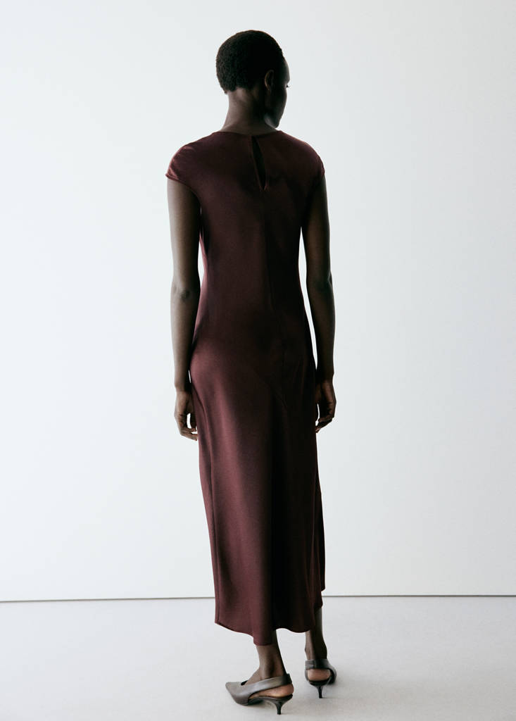 Midi dress with a round neck — Brown