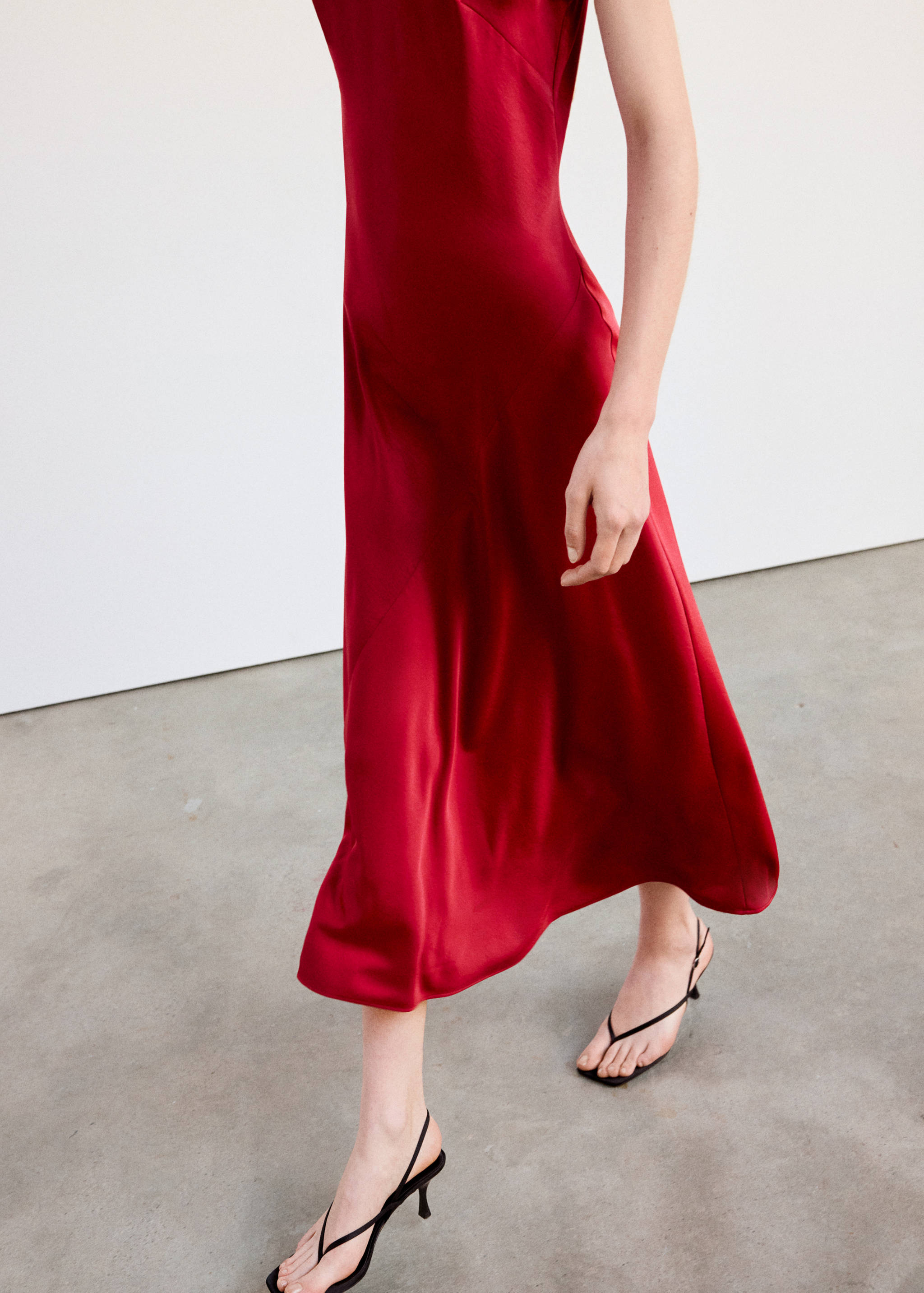 Midi dress with a round neck - Details of the article 1