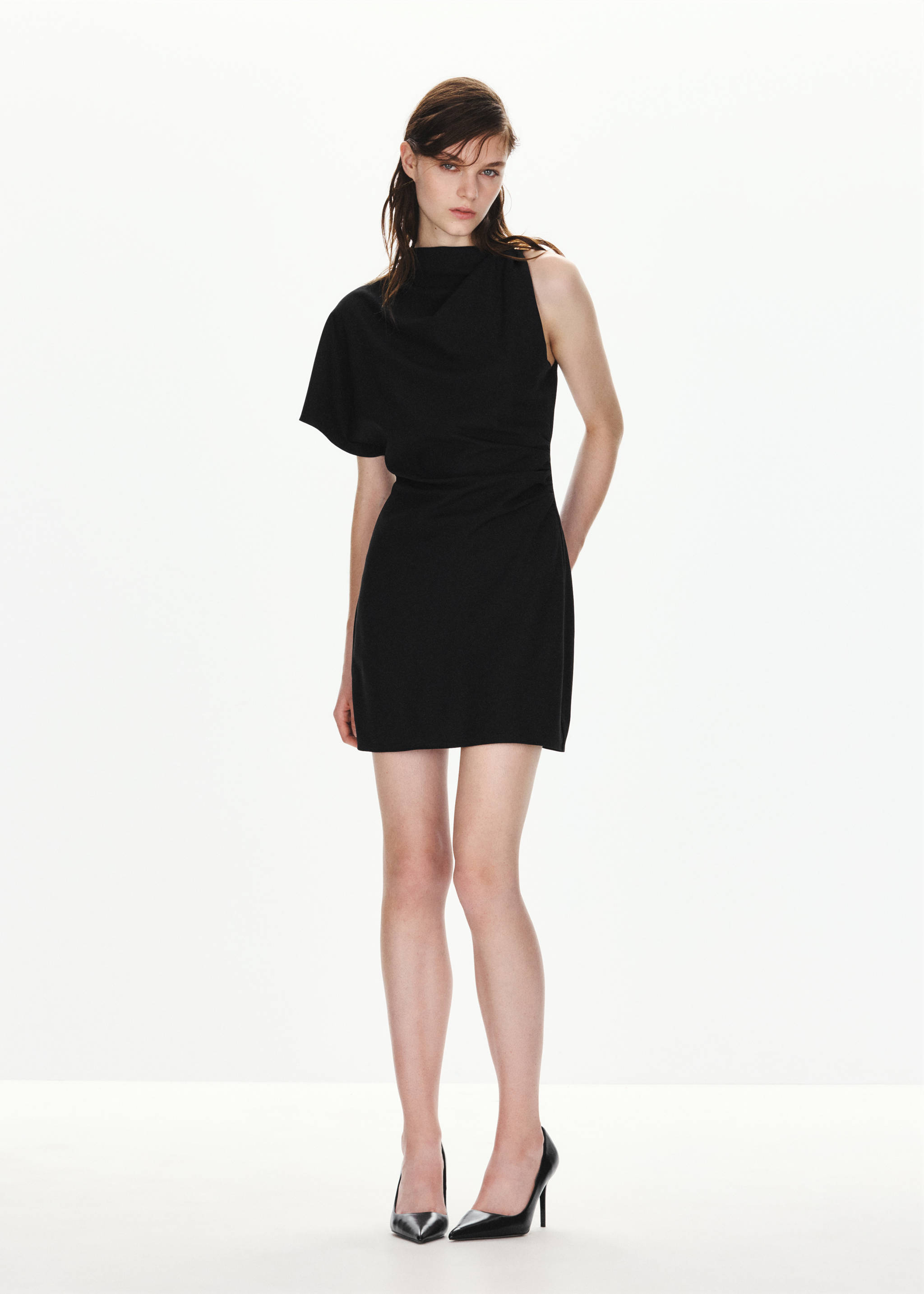 Robe asymétrique détail métallisé - Plan général