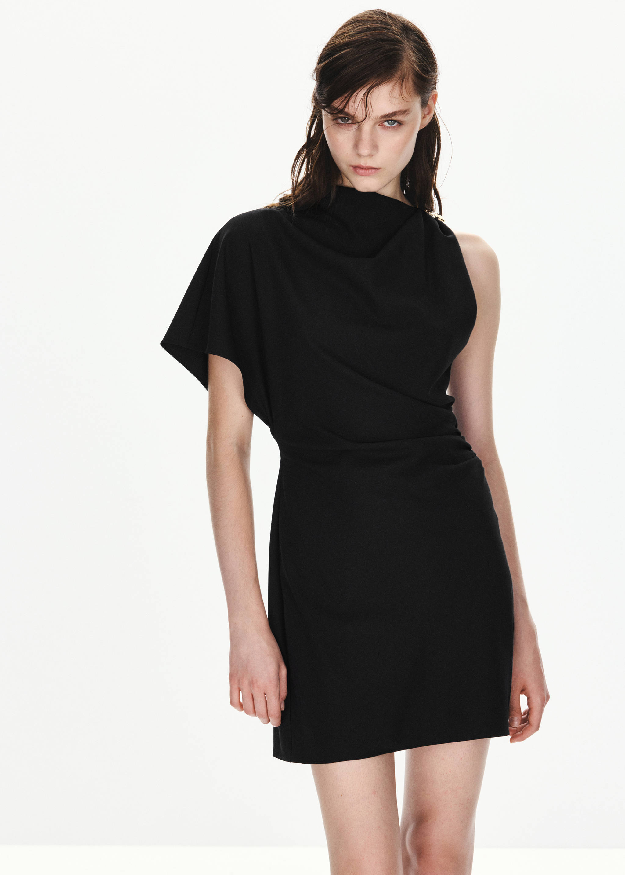 Robe asymétrique détail métallisé - Plan moyen