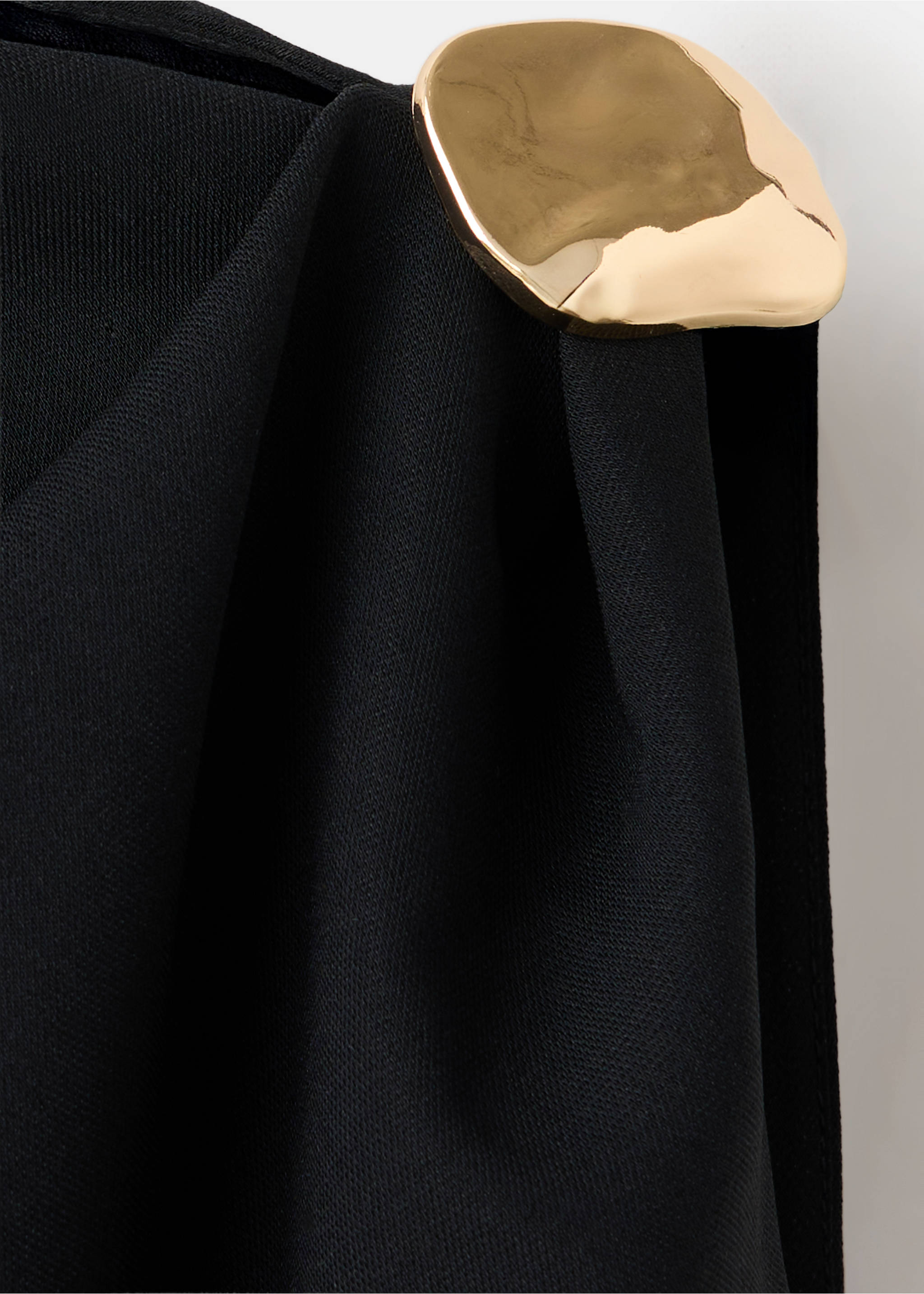 Robe asymétrique détail métallisé - Détail de l'article 8, Noir. Ref: 37006003-00.