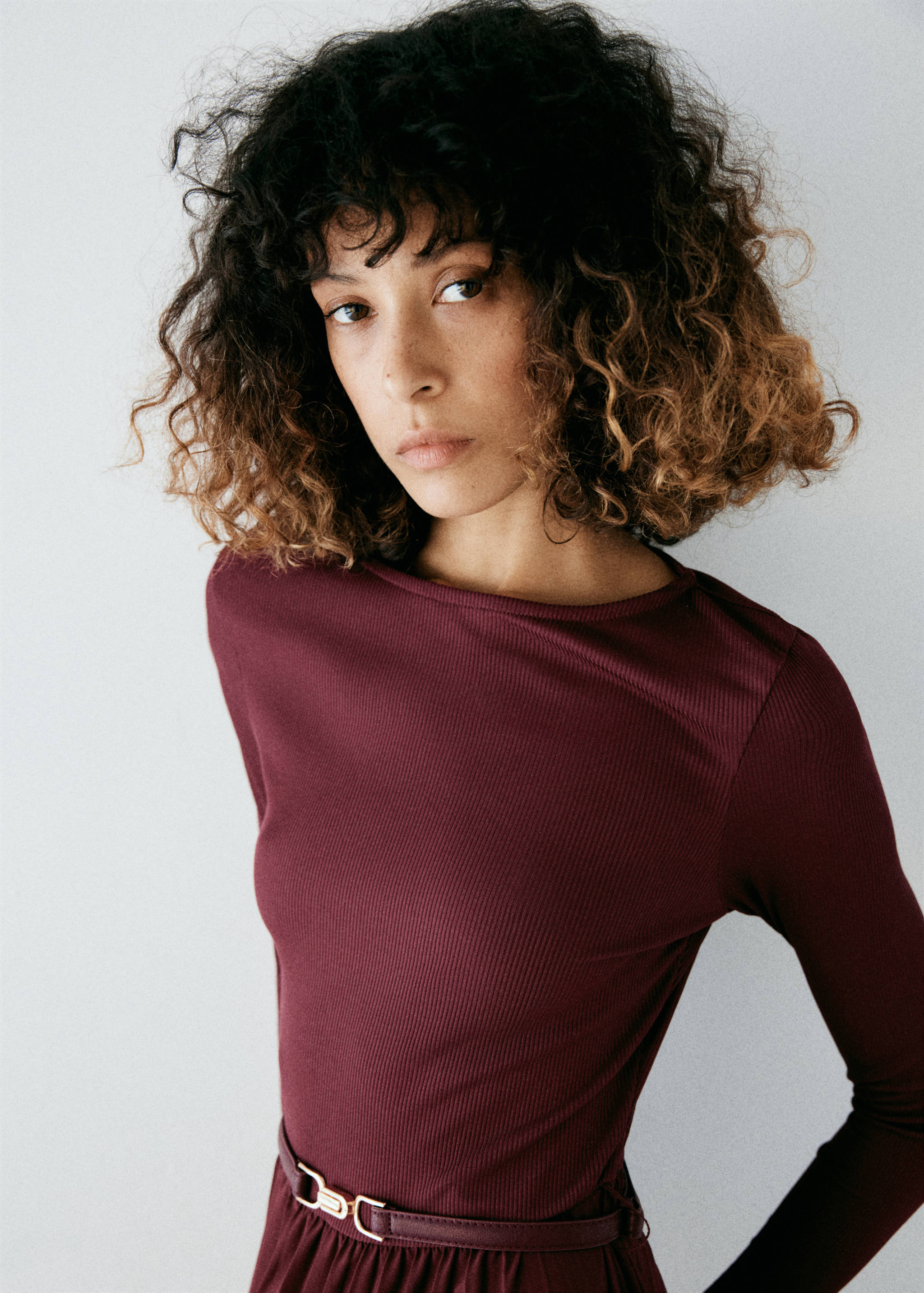 Robe combinée plissée - Plan moyen