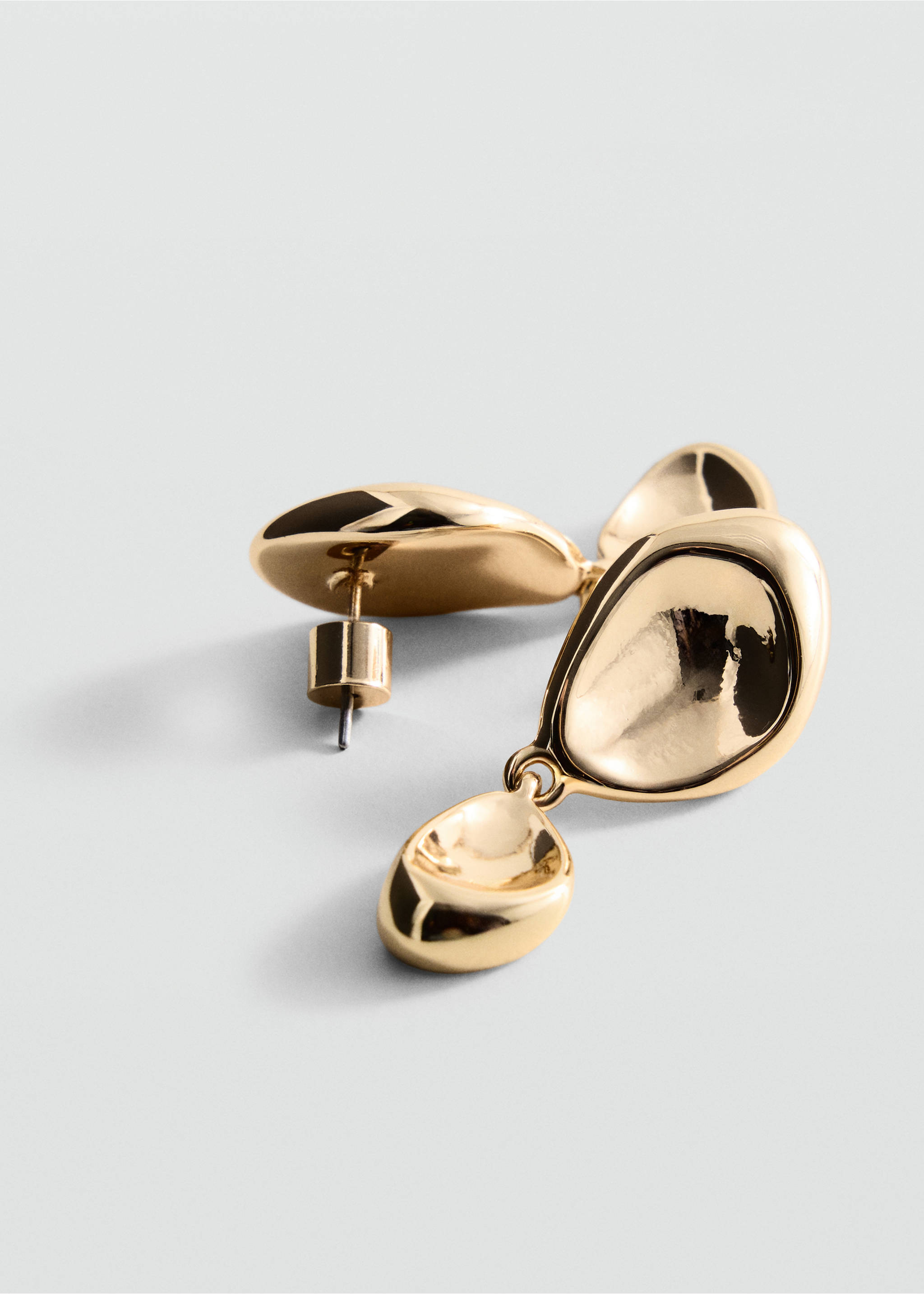 Boucles d’oreilles pendantes relief - Plan moyen, Or. Ref: 37006017-00.
