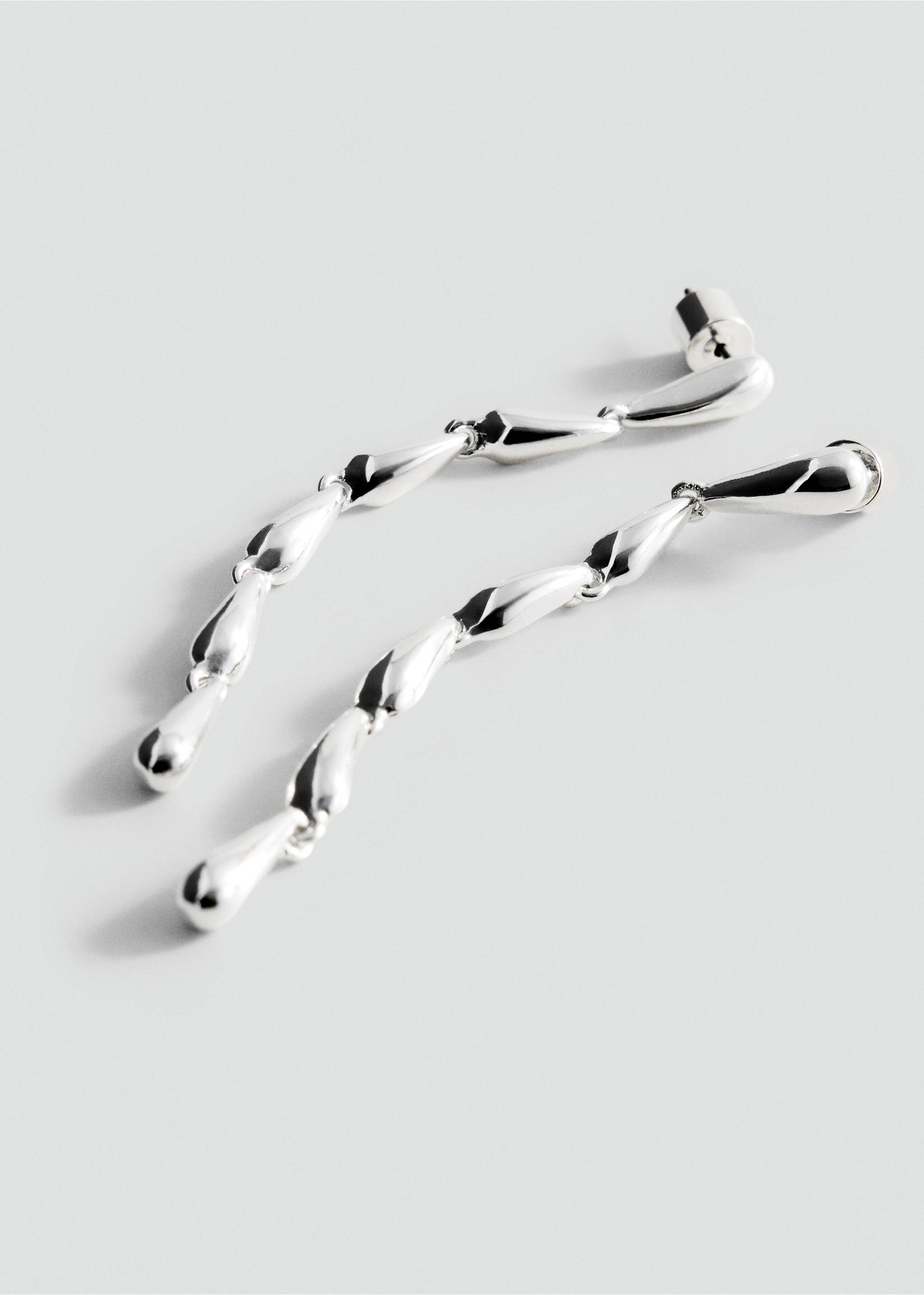 Boucles d’oreilles pendantes gouttes - Plan moyen, Argent. Ref: 37006018-00.