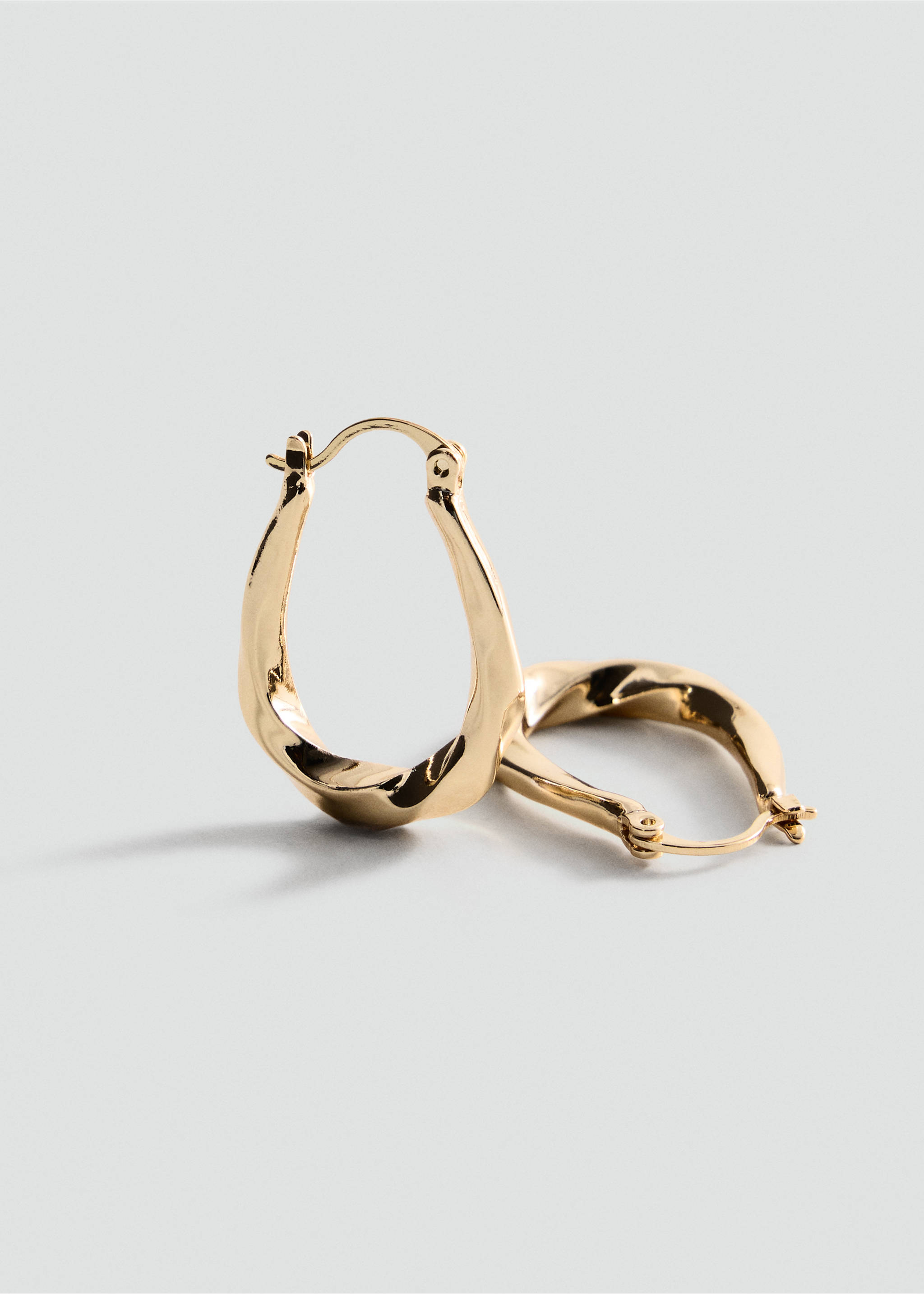 Embossed hoop earrings - Medium plane, Gold. Ref: 37006019-00.