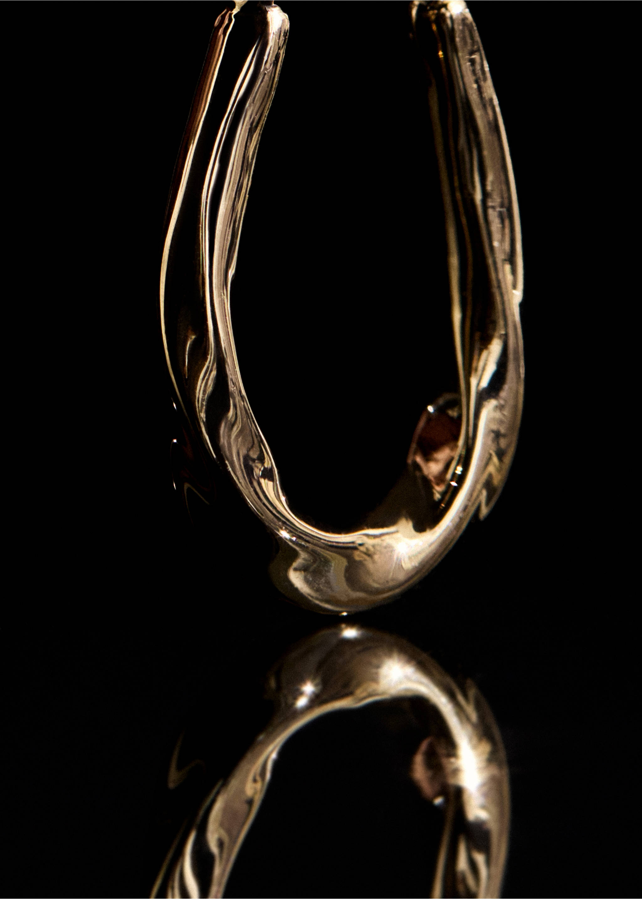 Embossed hoop earrings - Details of the article 5, Gold. Ref: 37006019-00.