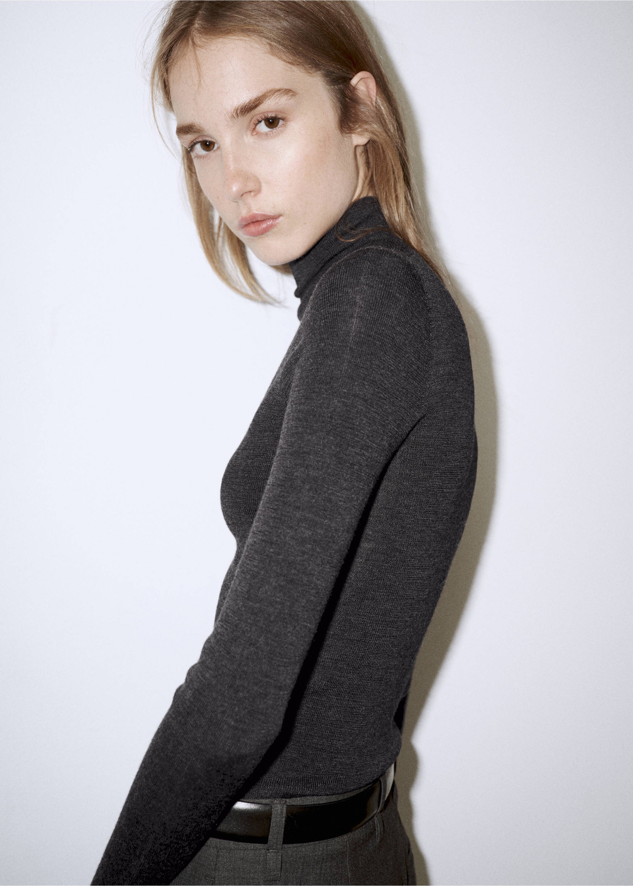 Pull-over 100 % laine col montant - Plan moyen, Gris anthracite. Ref: 37006337-00.