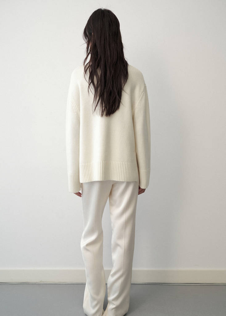 Turtleneck wool sweater — White