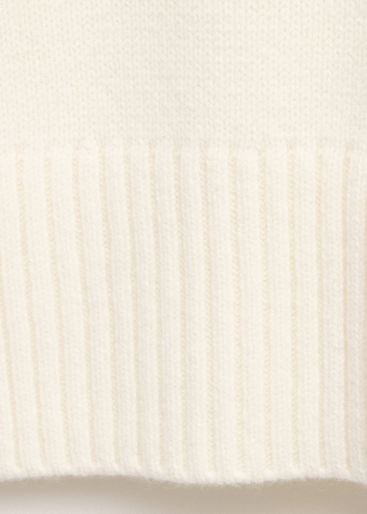 Turtleneck wool sweater — White