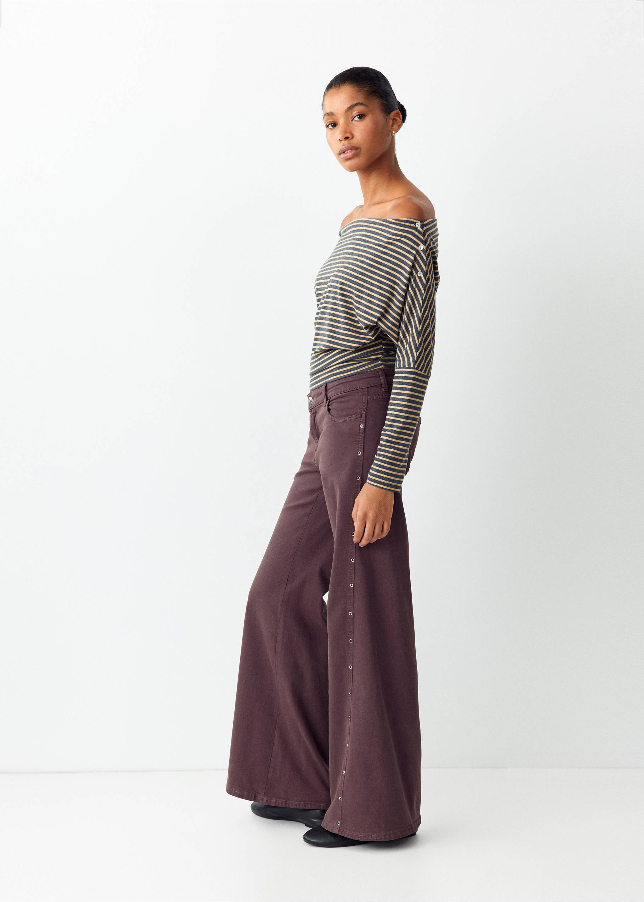 Pantalon avec détails d’œillets métalliques - Plan moyen, Lilas. Ref: 37006348-00.