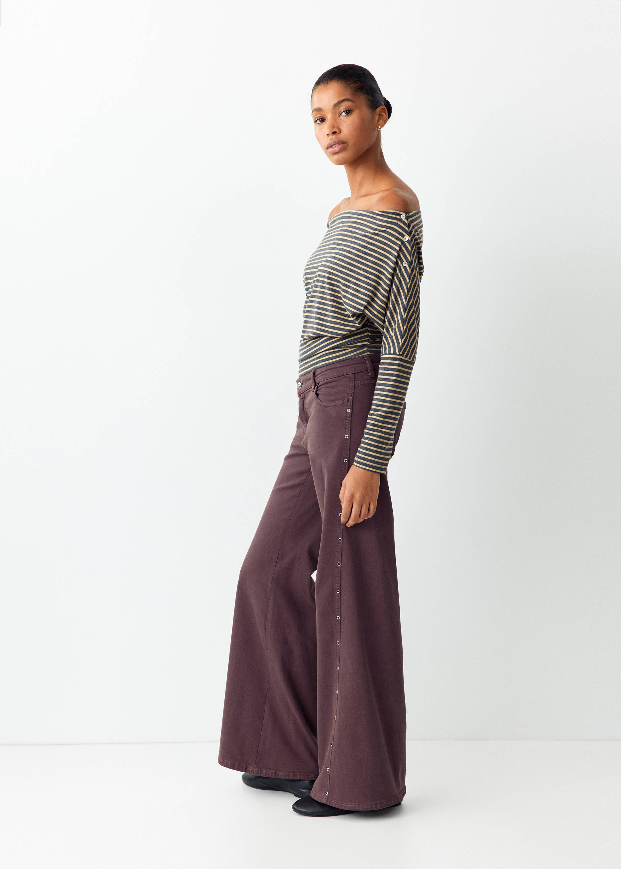 Pantalon avec détails d’œillets métalliques - Plan moyen