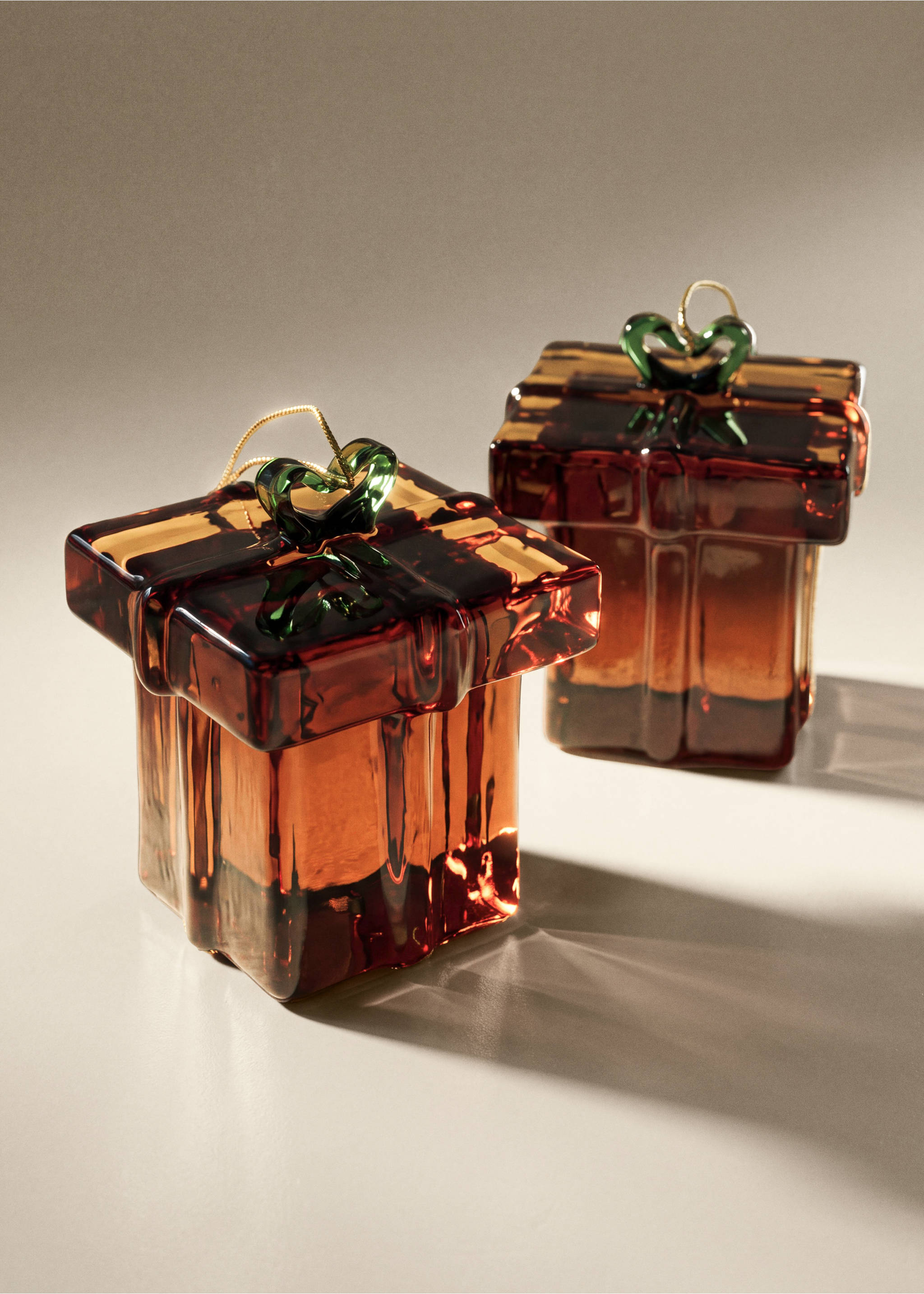 Two amber glass gift box Christmas ornaments with green bows., Red. Ref: 37006746-00.