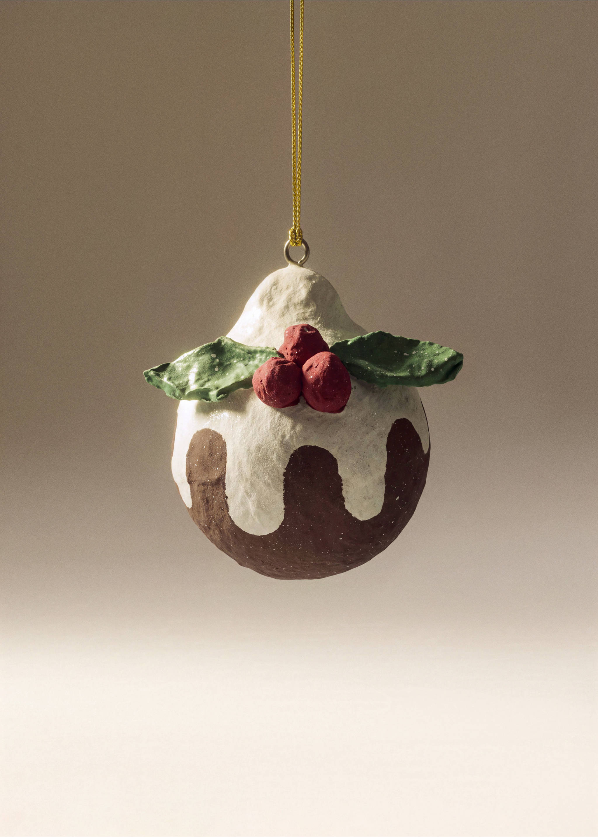 Christmas pudding Christmas ornament in brown and white with red berries and green leaves., Brown. Ref: 37006770-00.