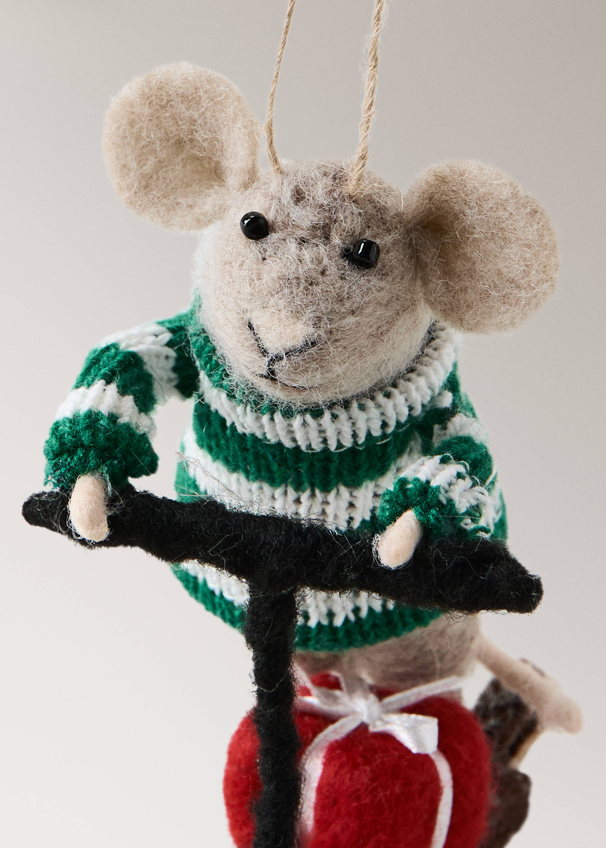 Adorno de Navidad de ratón de fieltro con jersey de punto verde y blanco montado en un patinete.