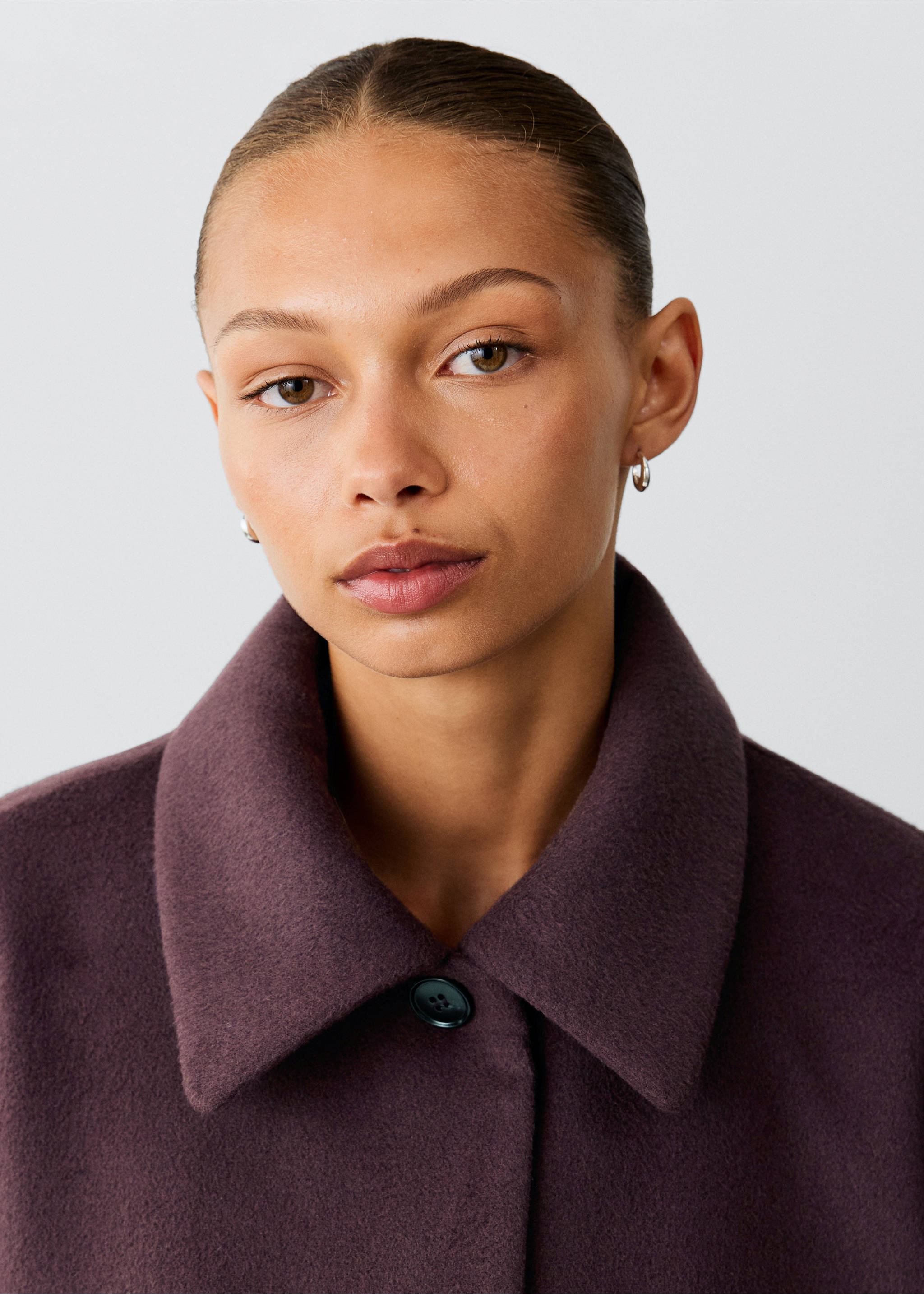 Short coat with a shirt collar - Details of the article 1, Maroon. Ref: 37007122-00.