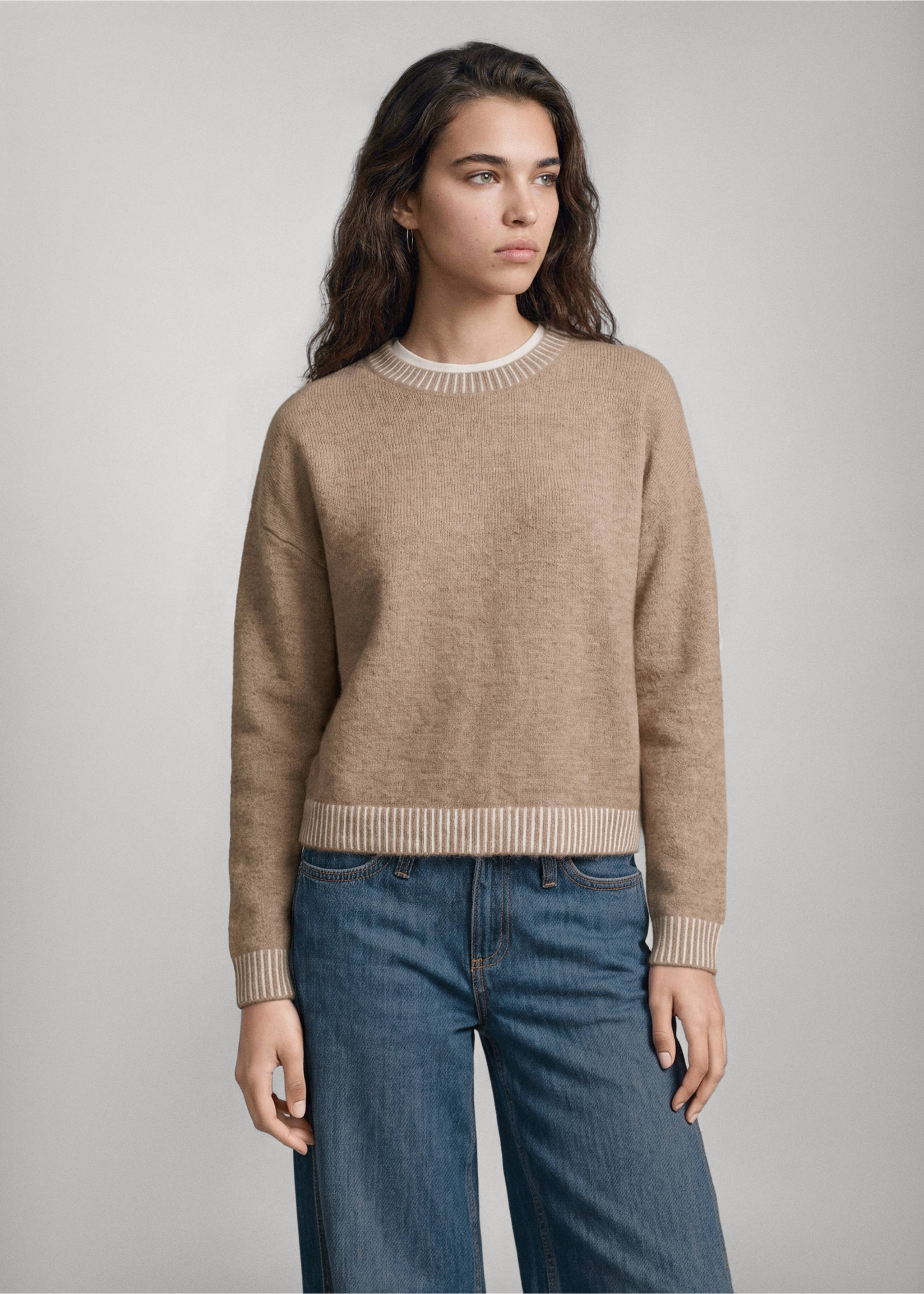 Pull détail contrasté - Plan moyen, Marron clair/pastel. Ref: 37007129-00.