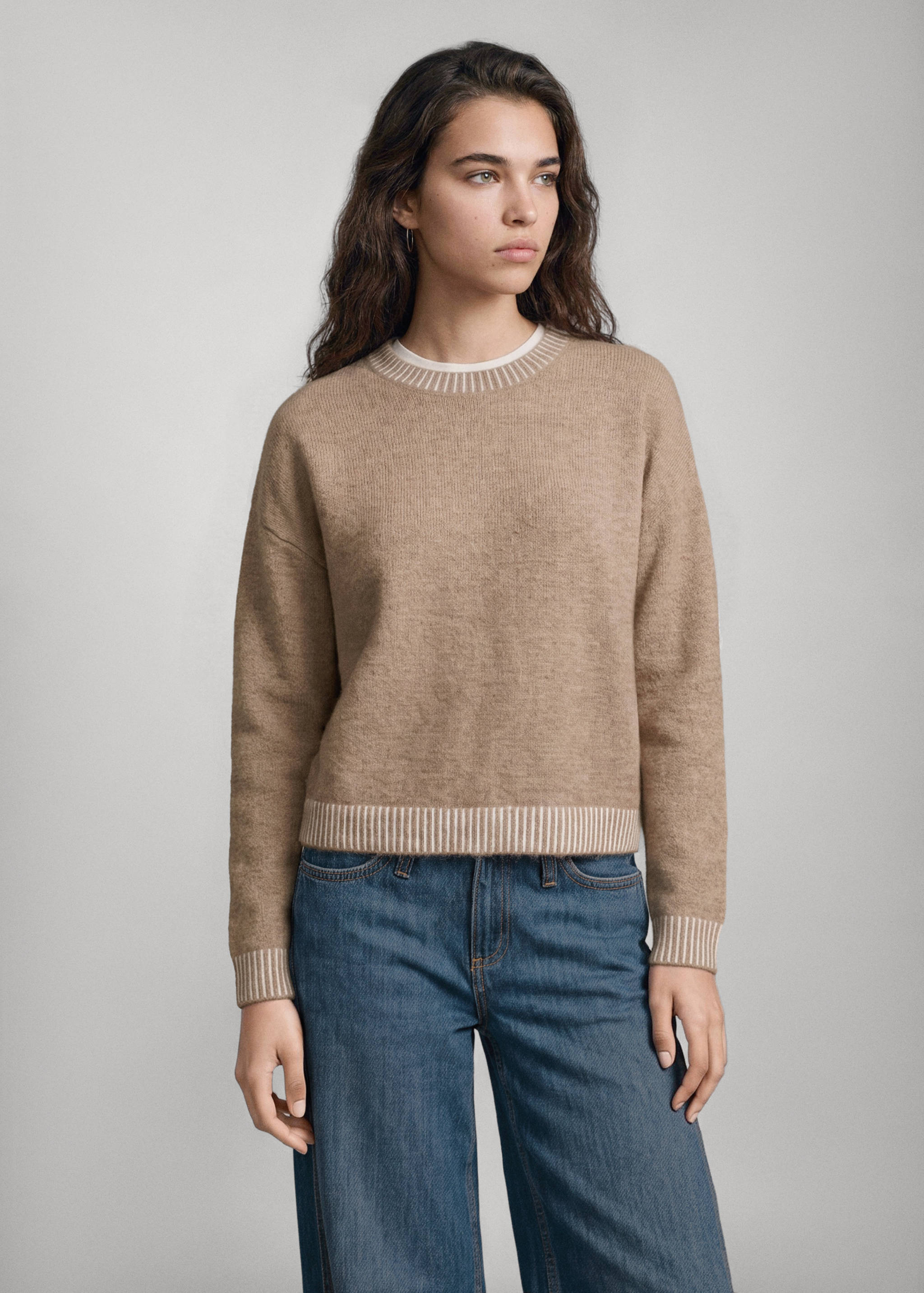 Pull détail contrasté - Plan moyen