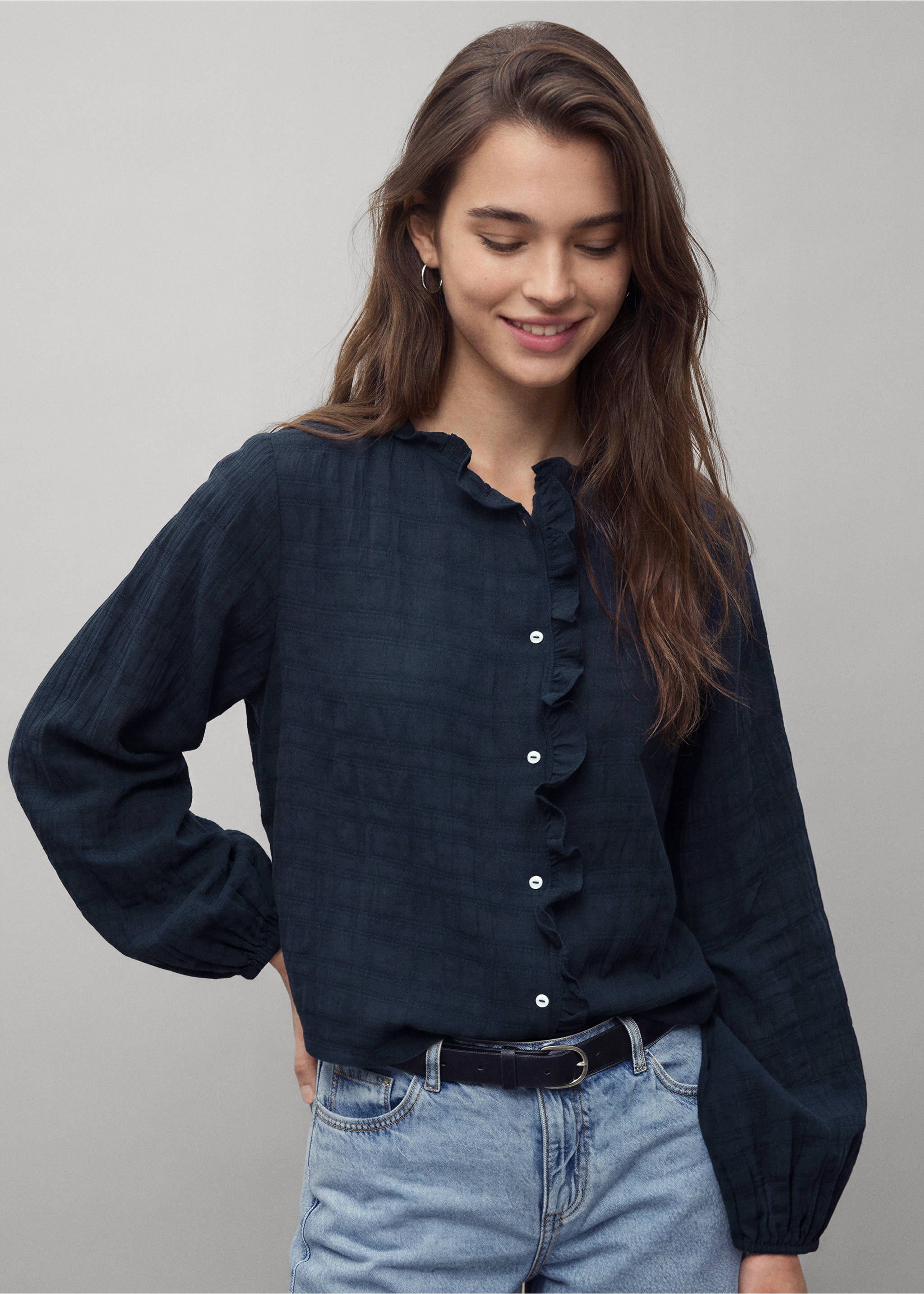 Blouse texturée avec détail à volant - Plan moyen, Bleu marine. Ref: 37007131-00.