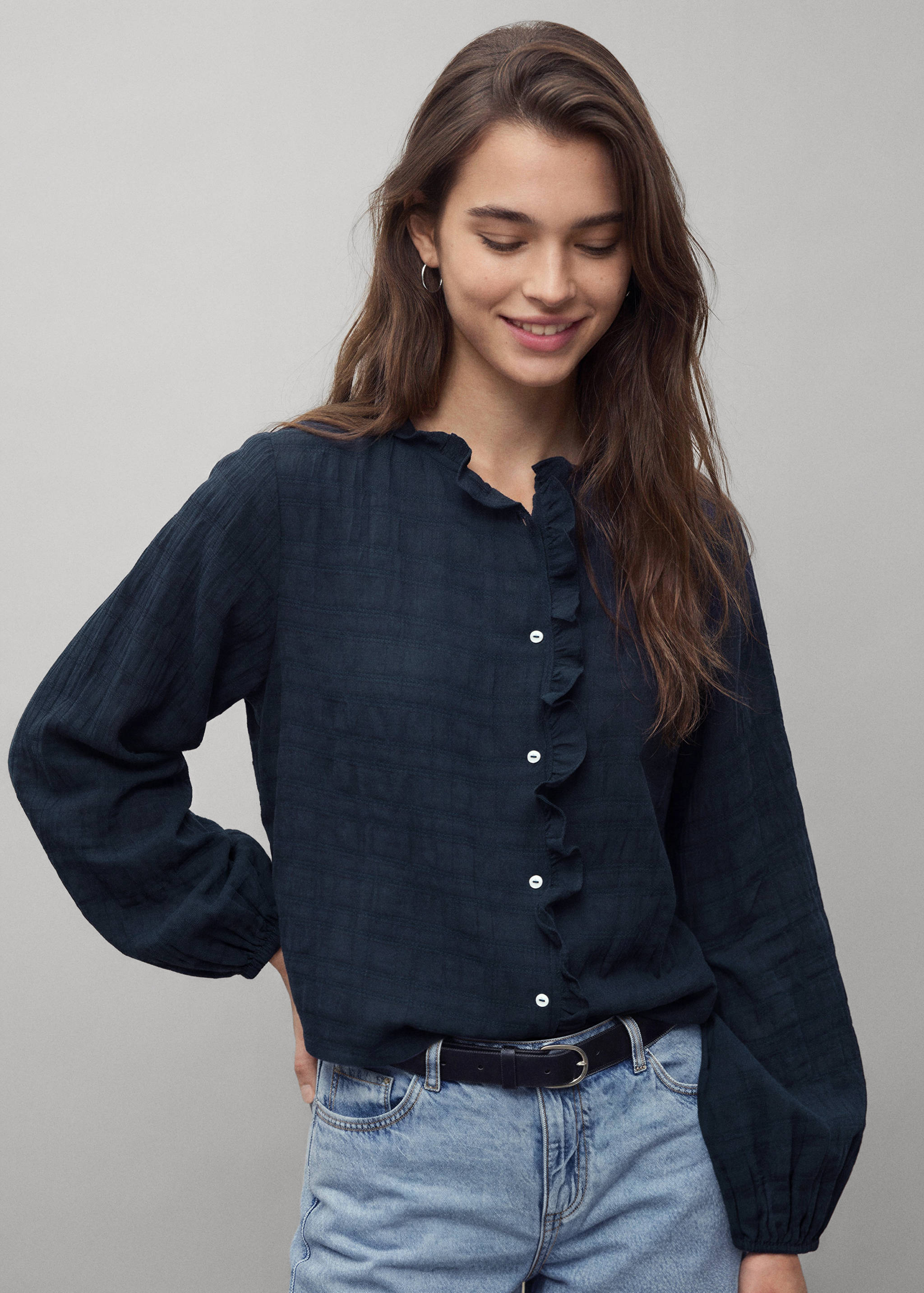 Blouse texturée avec détail à volant - Plan moyen