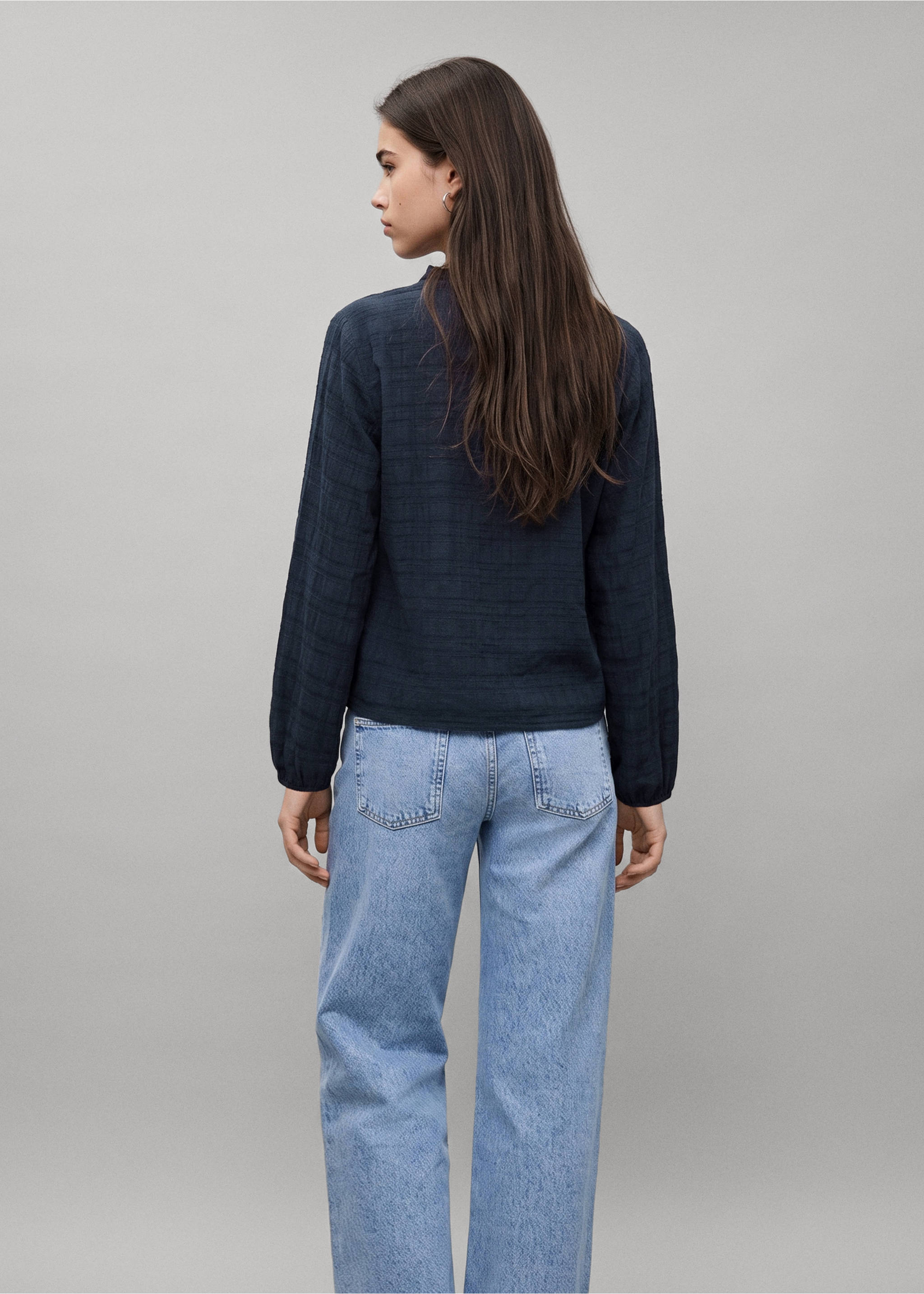 Blouse texturée avec détail à volant - Verso de l’article, Bleu marine. Ref: 37007131-00.