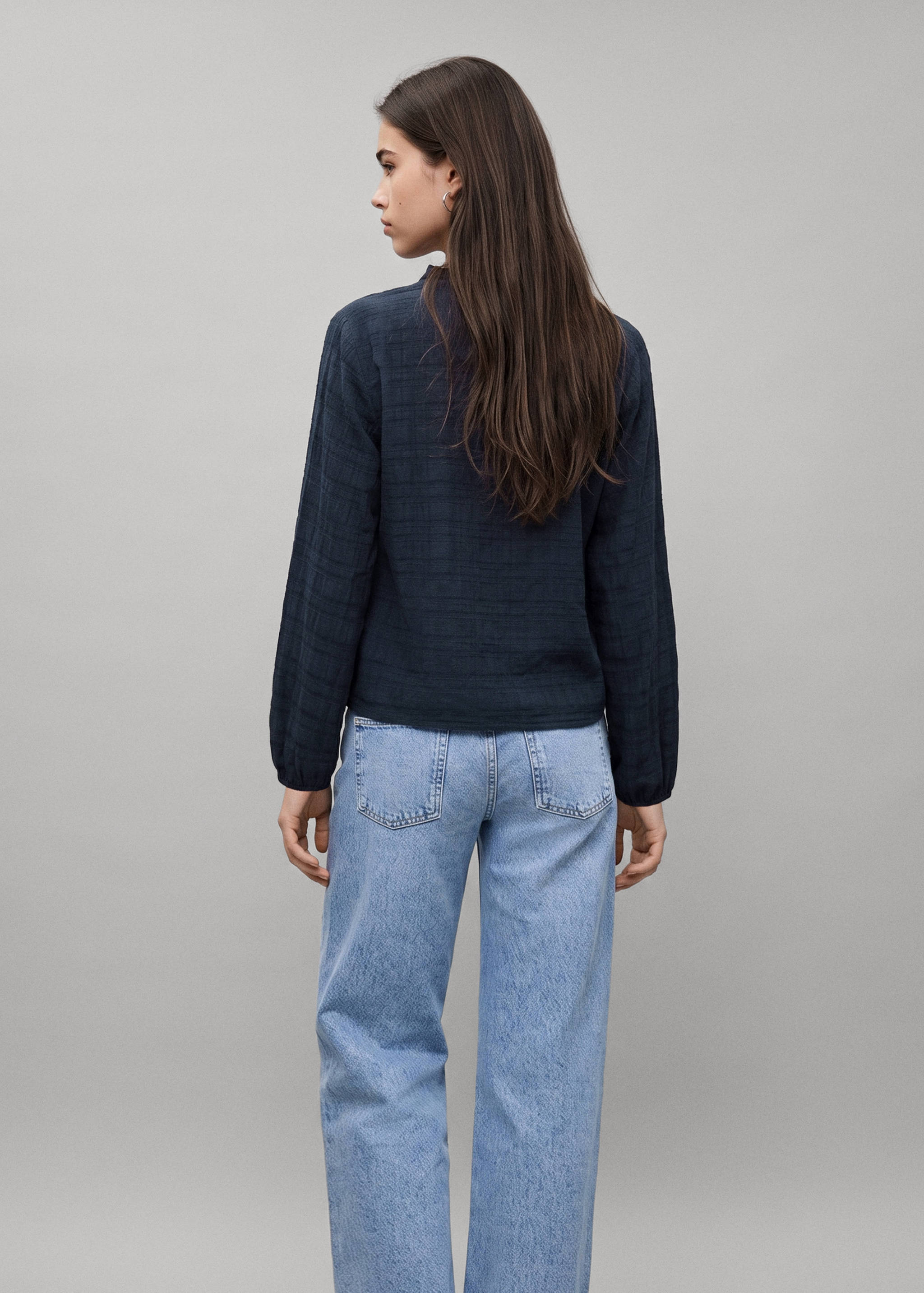 Blouse texturée avec détail à volant - Verso de l’article