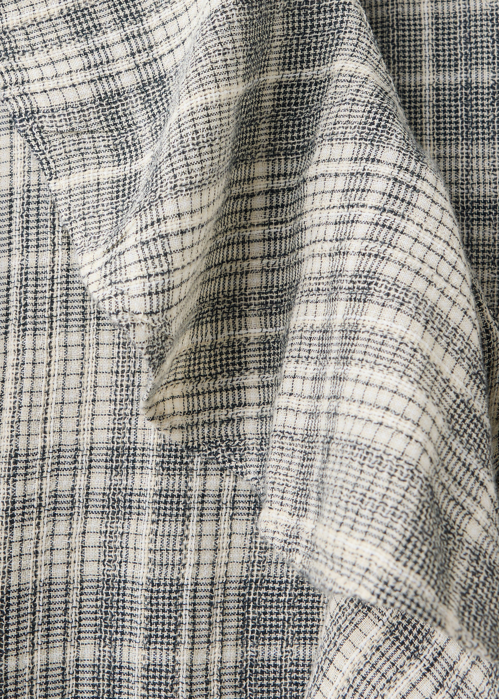 Karierte Bluse mit Volant-Detail - Detail des Artikels 8