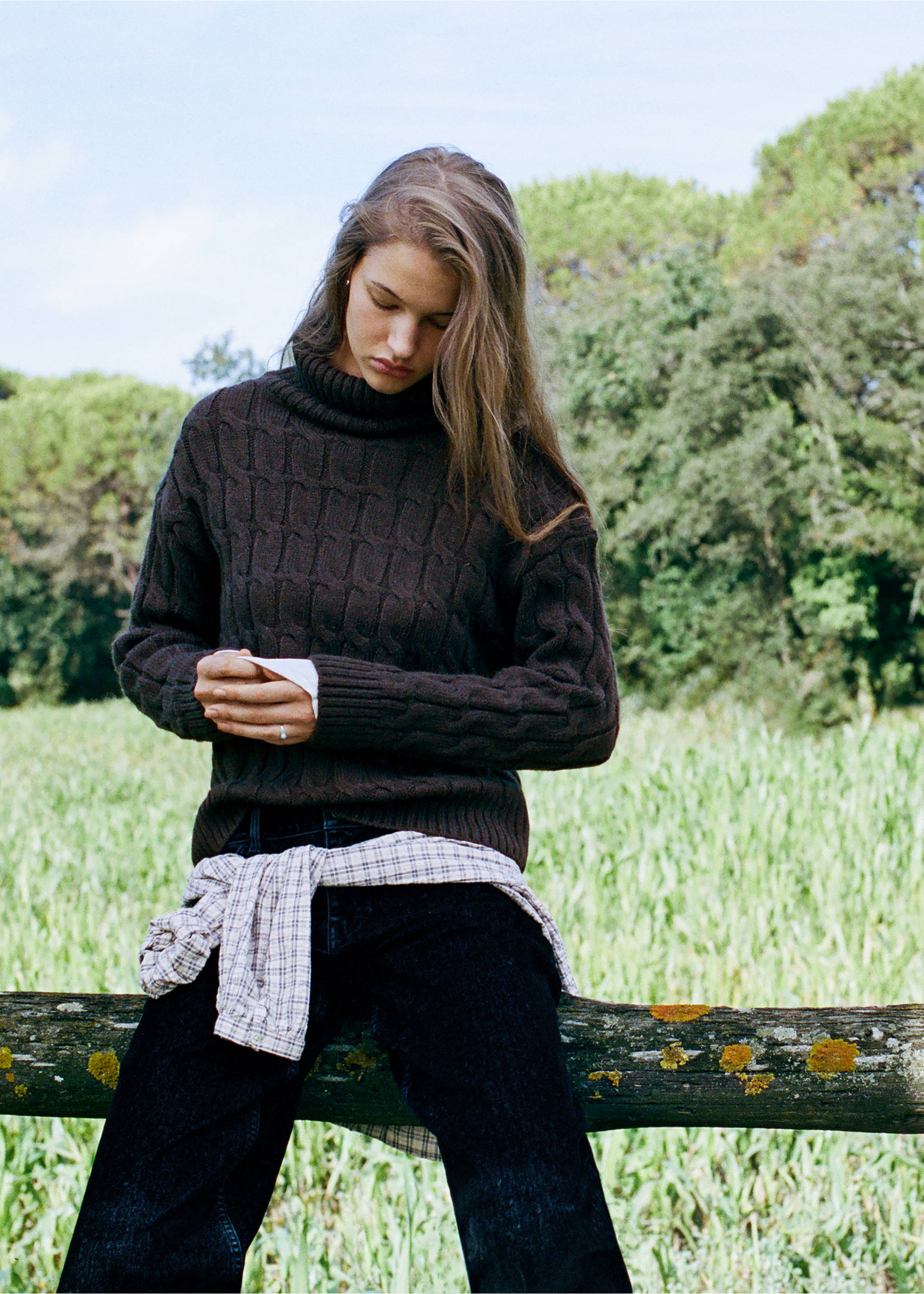 Twisted turtleneck sweater - Details of the article 2, Brown. Ref: 37007140-00.