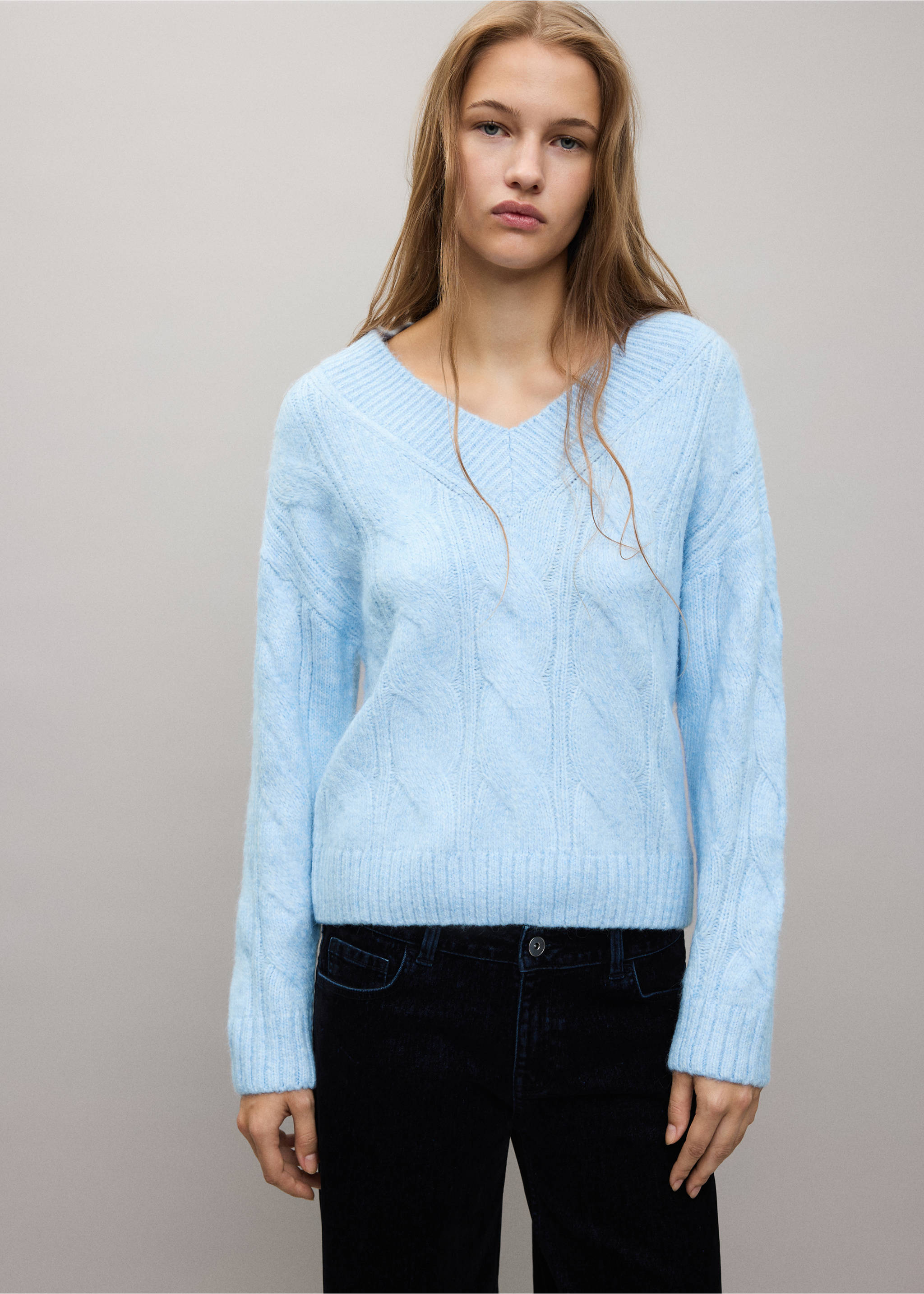Pull-over torsades col V - Plan moyen, Bleu ciel. Ref: 37007144-00.