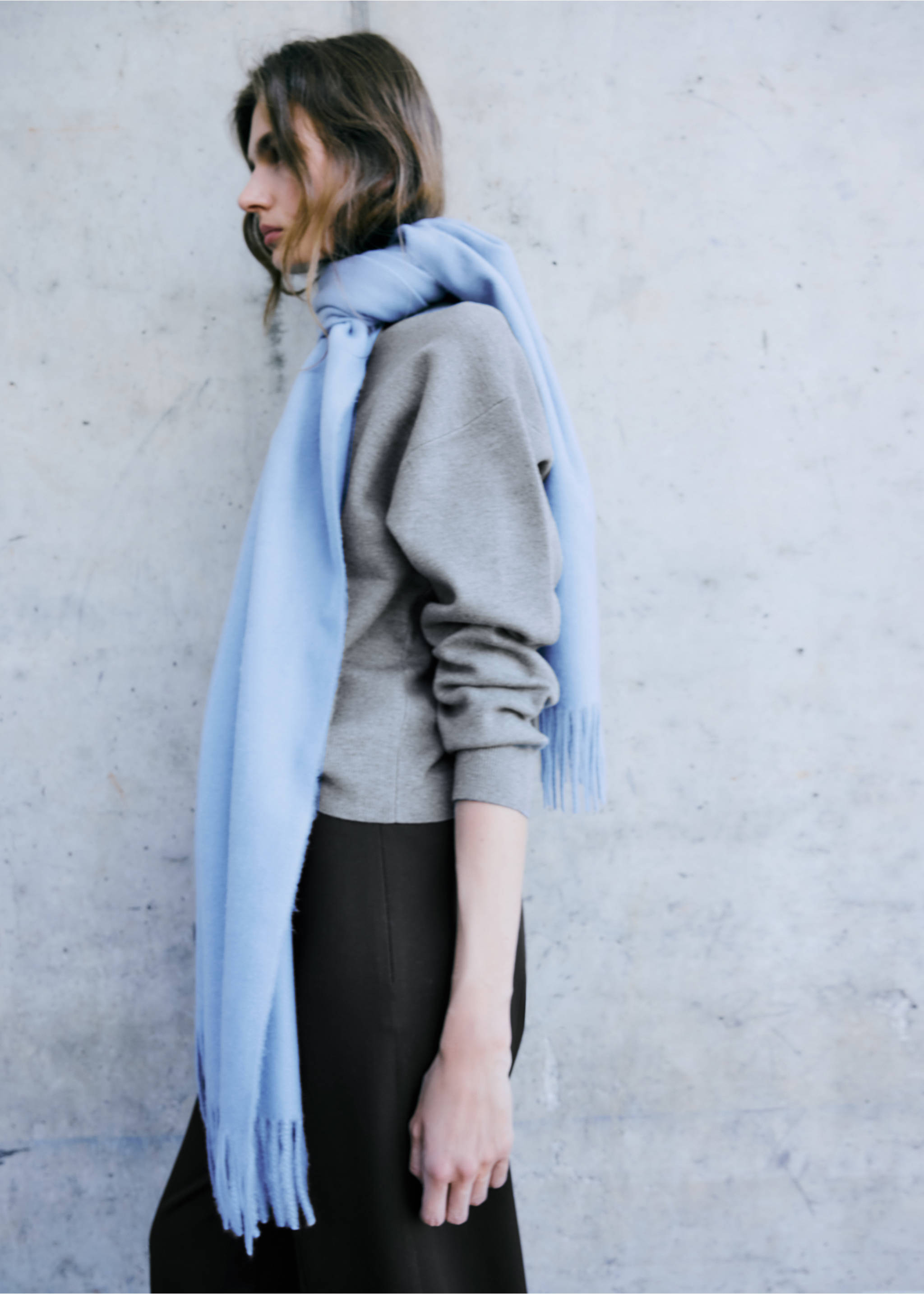 Grey jersey with long sleeves, worn with a light blue scarf., Grey. Ref: 37007785-00.