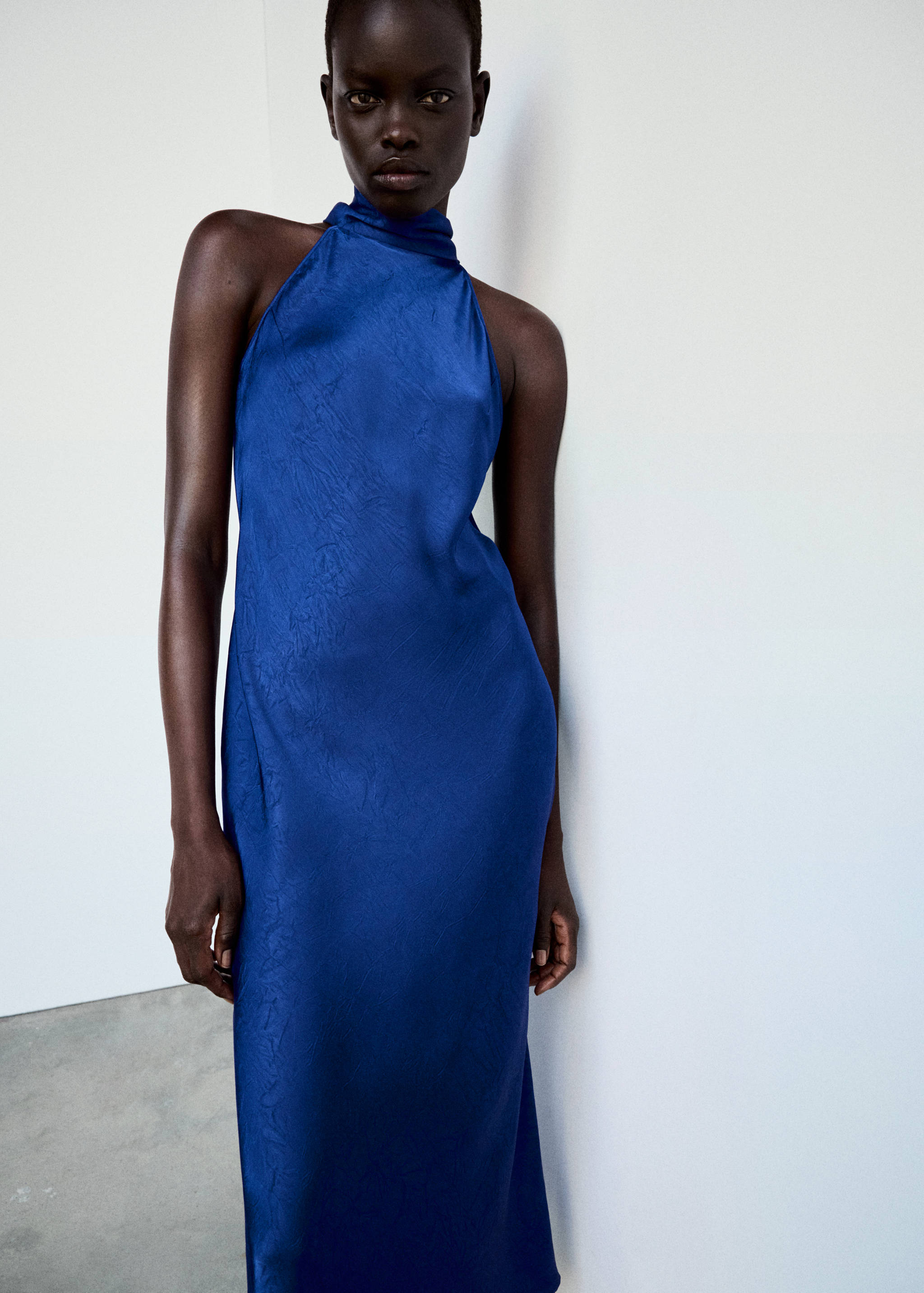 Robe satinée emmanchures américaines - Plan moyen