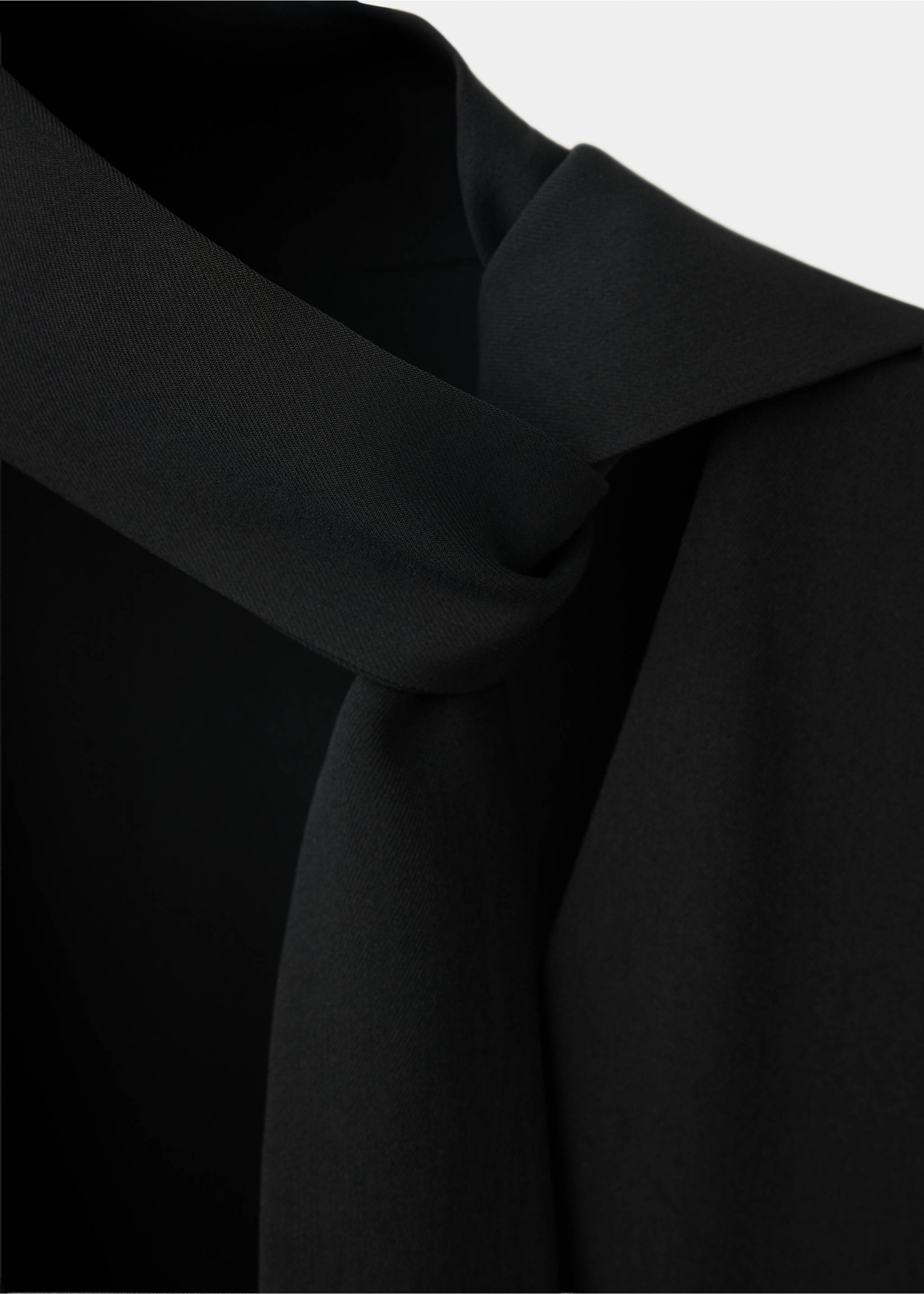 Detalle de vestido negro que muestra el cuello drapeado., Negro. Ref: 37007790-00.