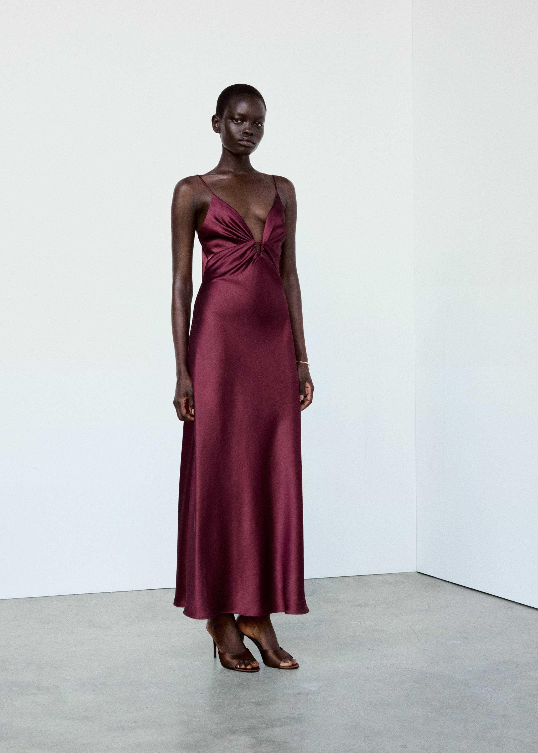 Robe satinée col V - Plan général