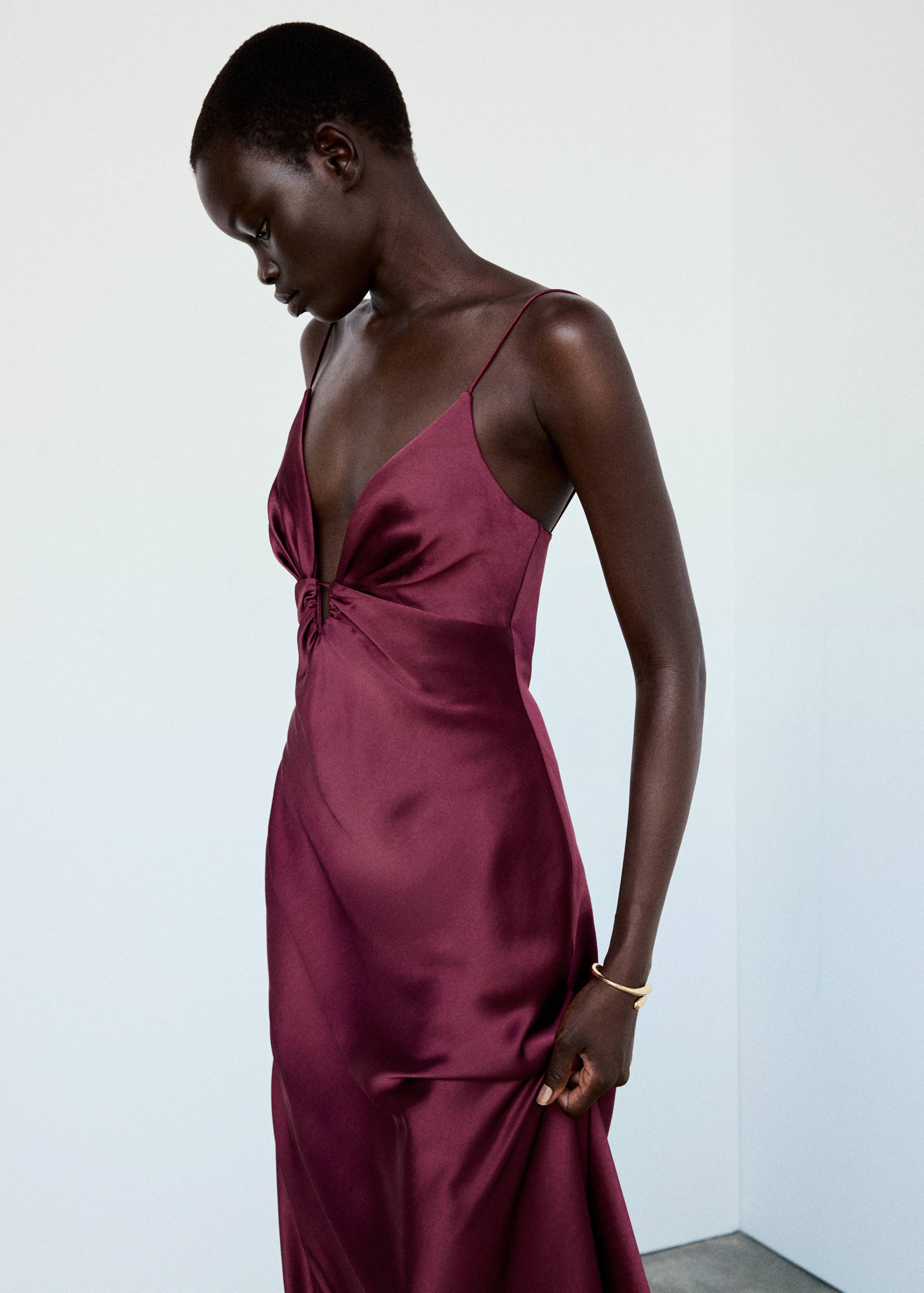 Robe satinée col V - Plan moyen