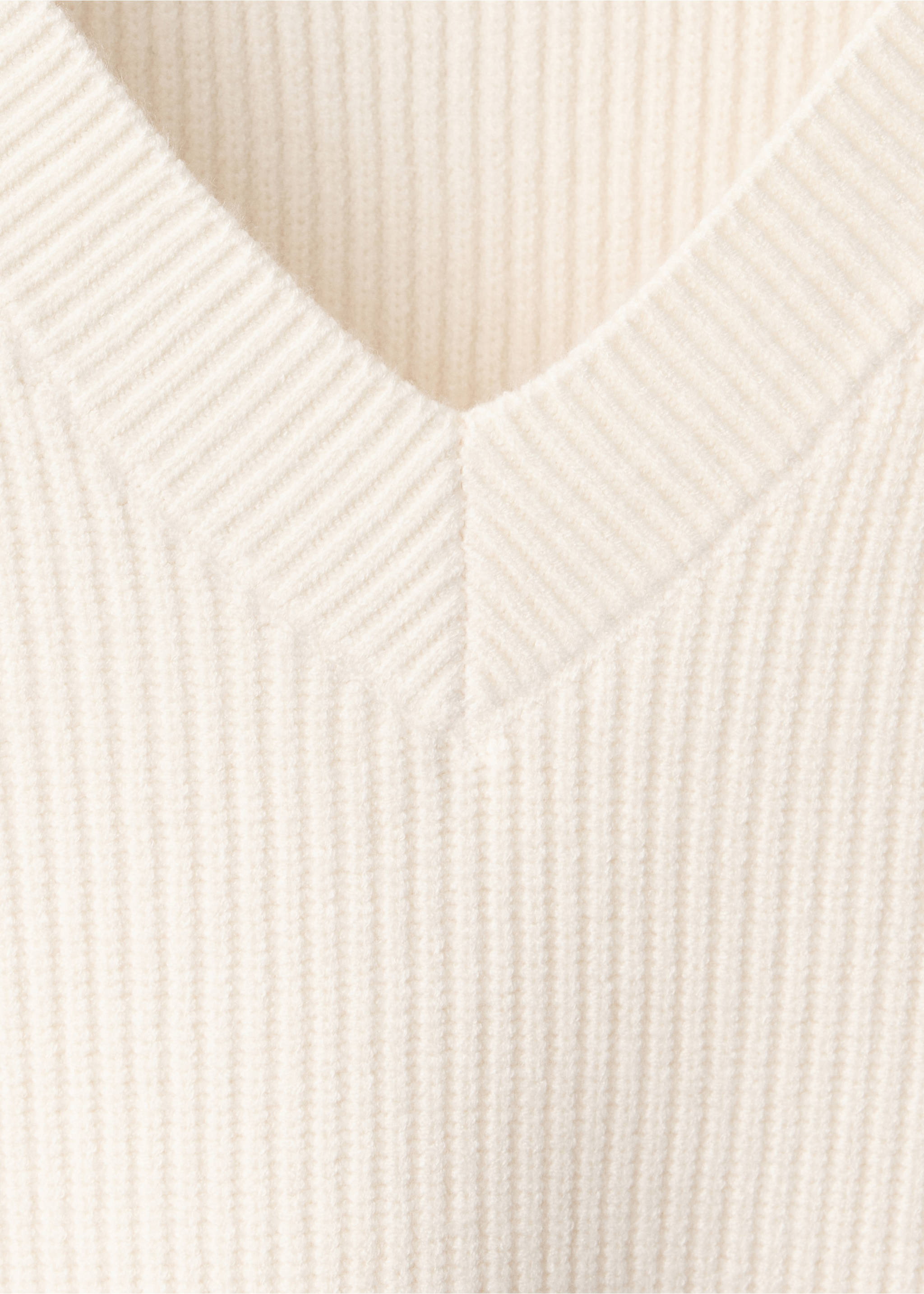 Primer plano de un jersey de cuello en V de canalé en color blanco roto., Crudo. Ref: 37007797-00.