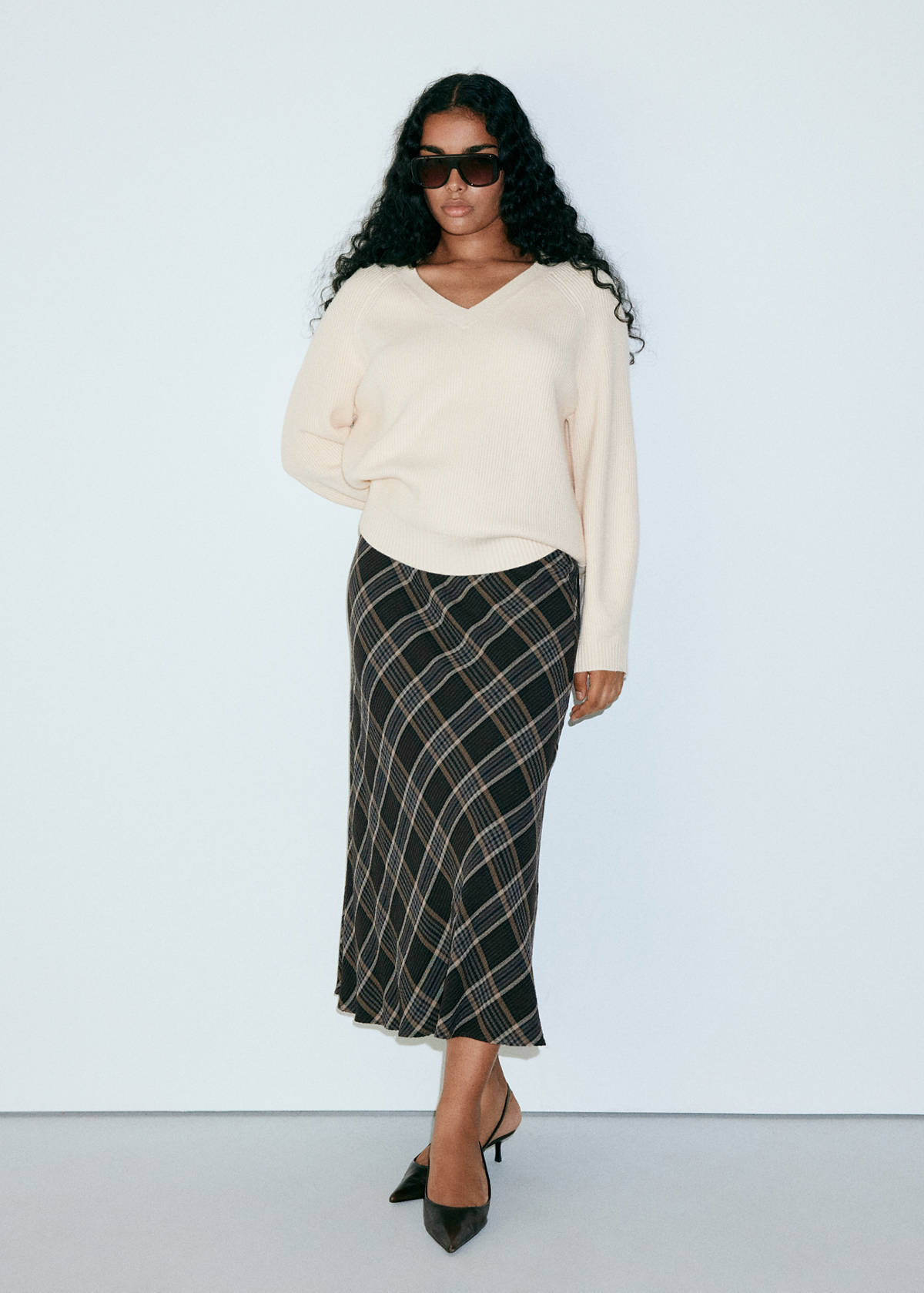 Ribbed V-neck jumper — Ecru