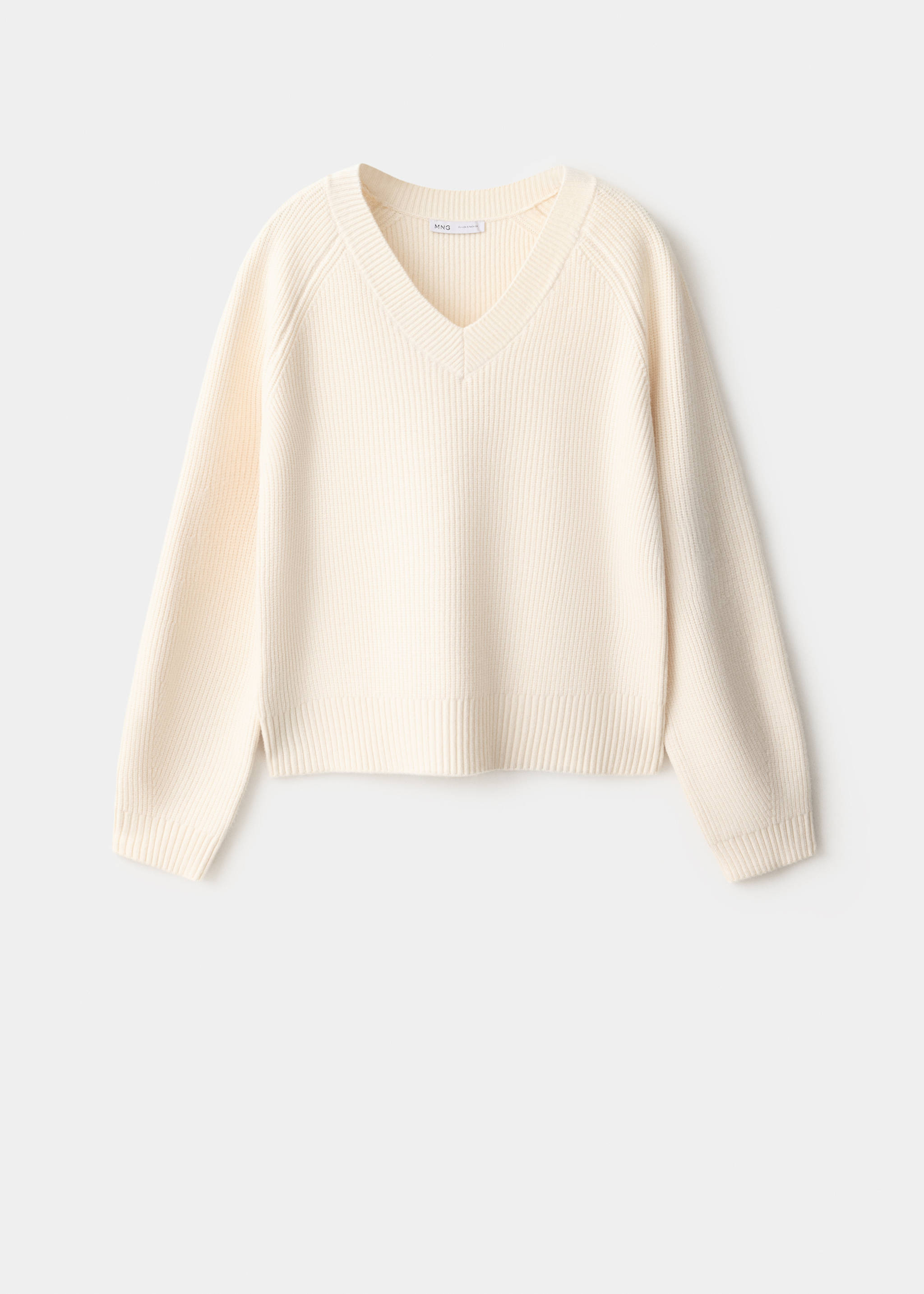 Jersey de punto en color crema con cuello en V y manga larga raglán.