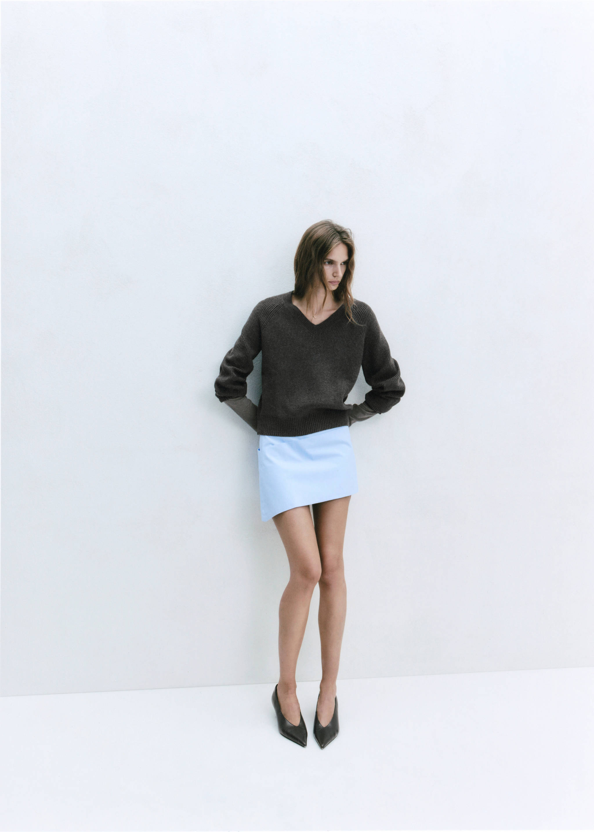 Jersey de punto de cuello en V en marrón oscuro combinado con una falda azul claro., Gris medio vigoré. Ref: 37007797-00.