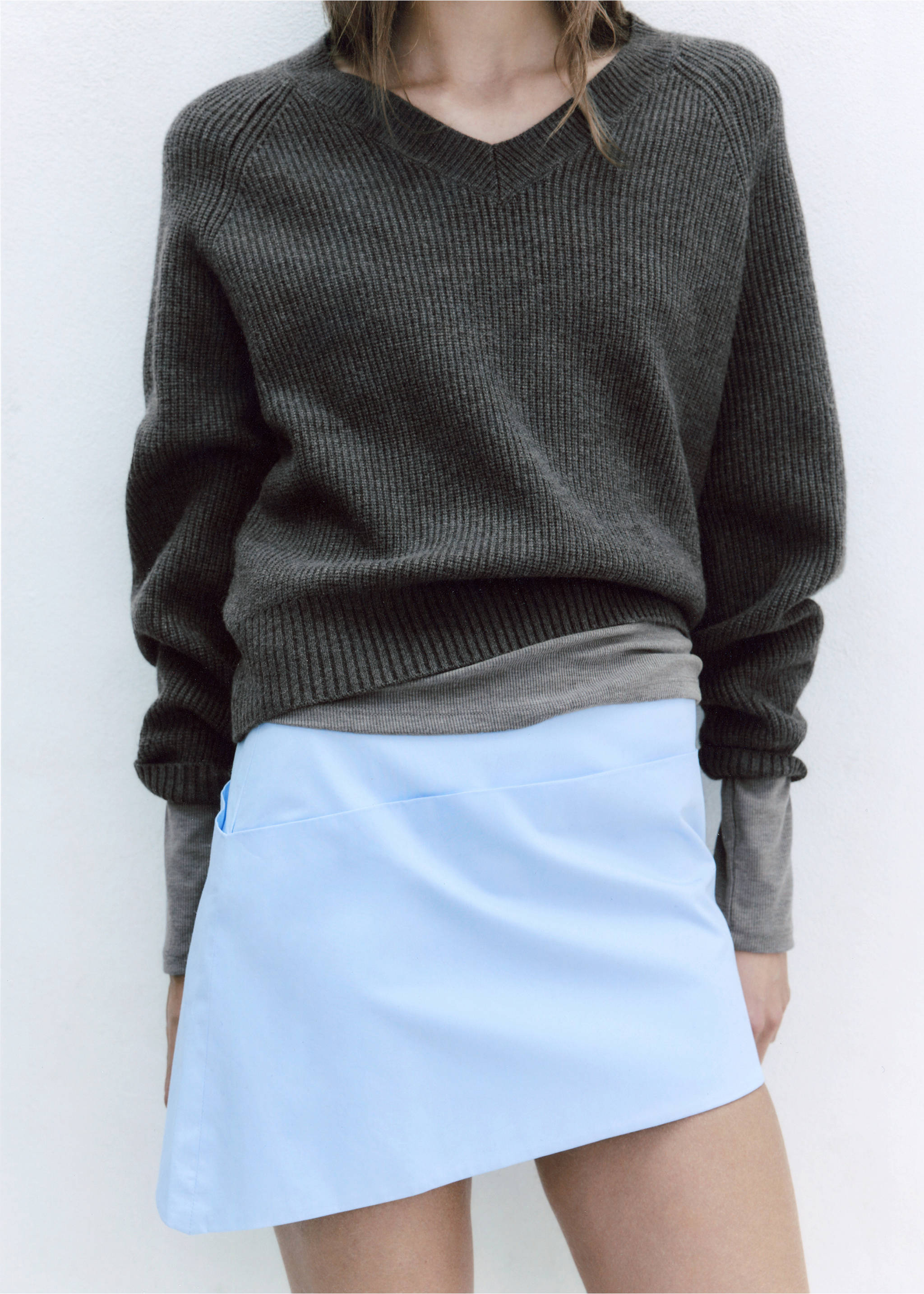 Jersey de cuello en V de canalé en gris oscuro con manga larga, combinado con una minifalda asimétrica azul claro., Gris medio vigoré. Ref: 37007797-00.