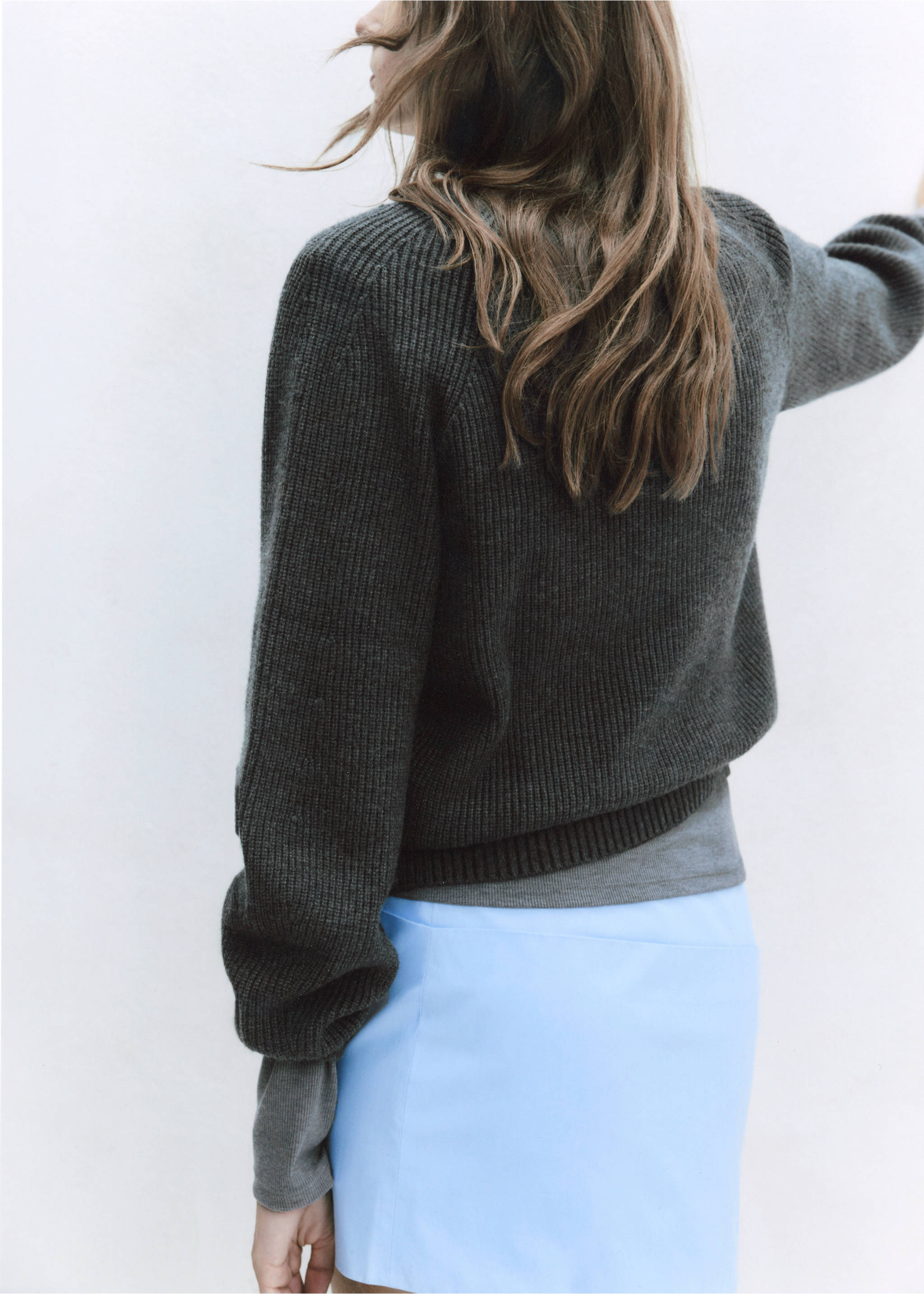 Jersey de punto gris oscuro con manga larga raglán, visto desde atrás., Gris medio vigoré. Ref: 37007797-00.
