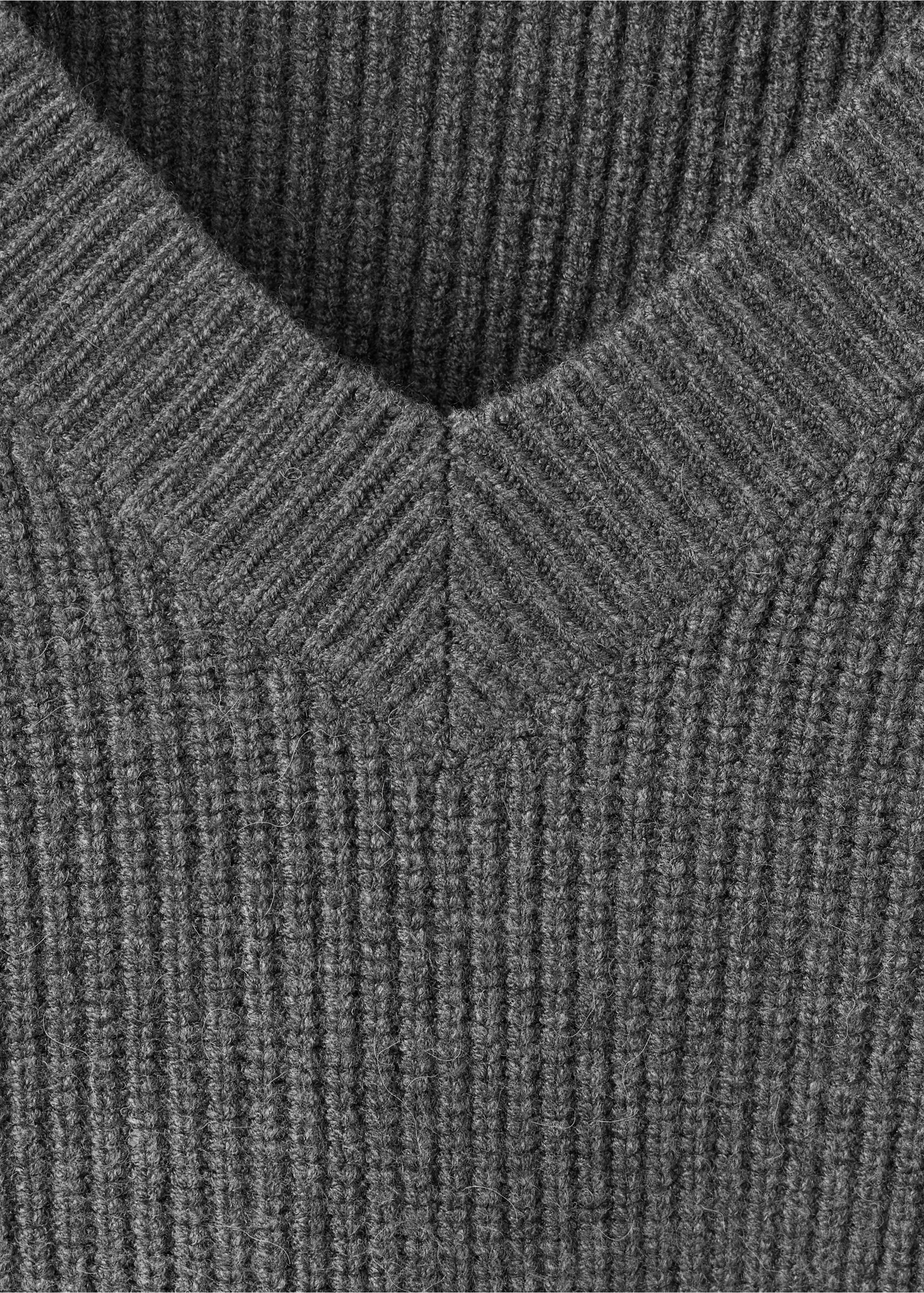 Primer plano de un jersey de punto gris oscuro con cuello en V de canalé., Gris medio vigoré. Ref: 37007797-00.