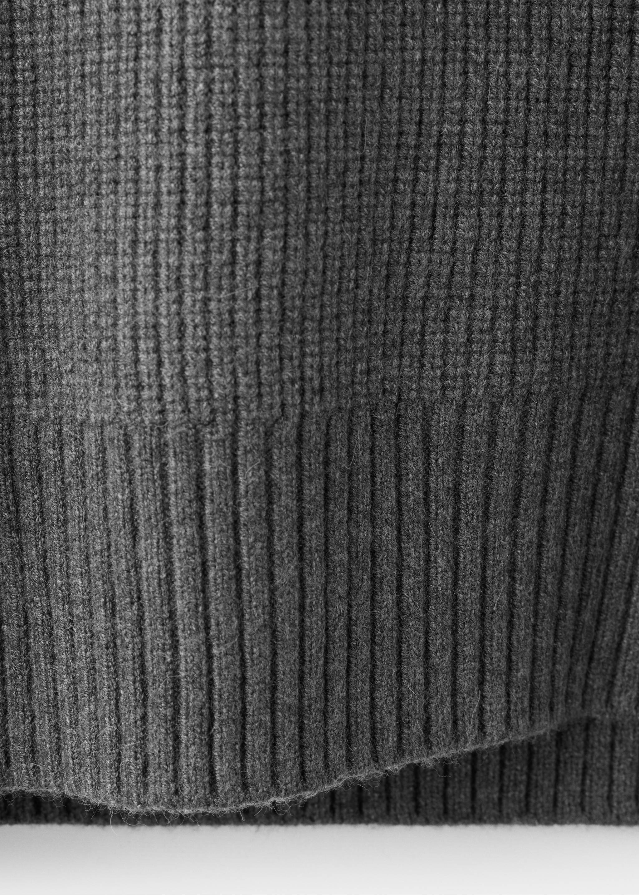 Primer plano de tejido de suéter gris oscuro con punto texturizado y dobladillo de canalé., Gris medio vigoré. Ref: 37007797-00.