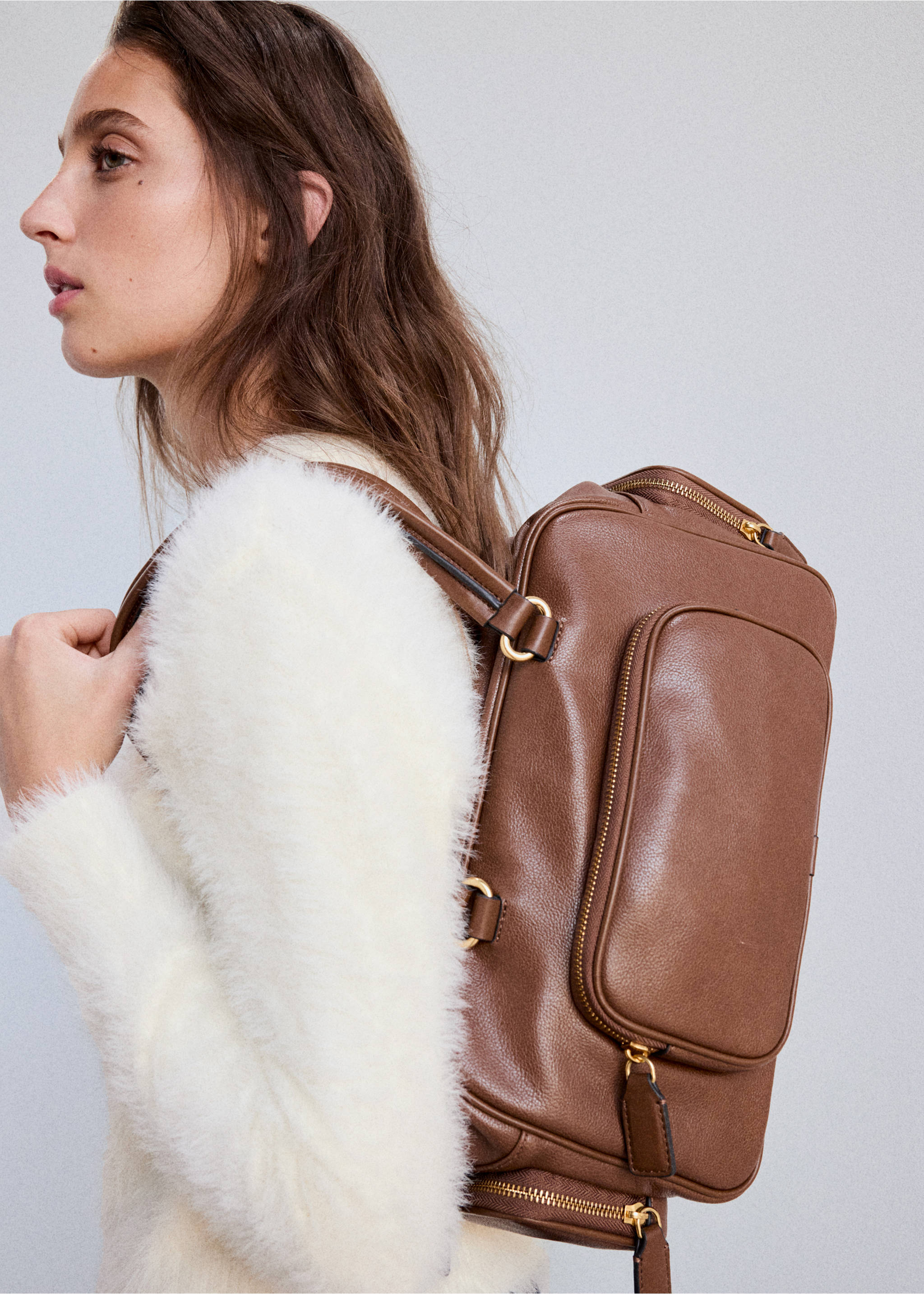 Textured white jersey worn with a brown backpack., Ecru. Ref: 37007799-00.