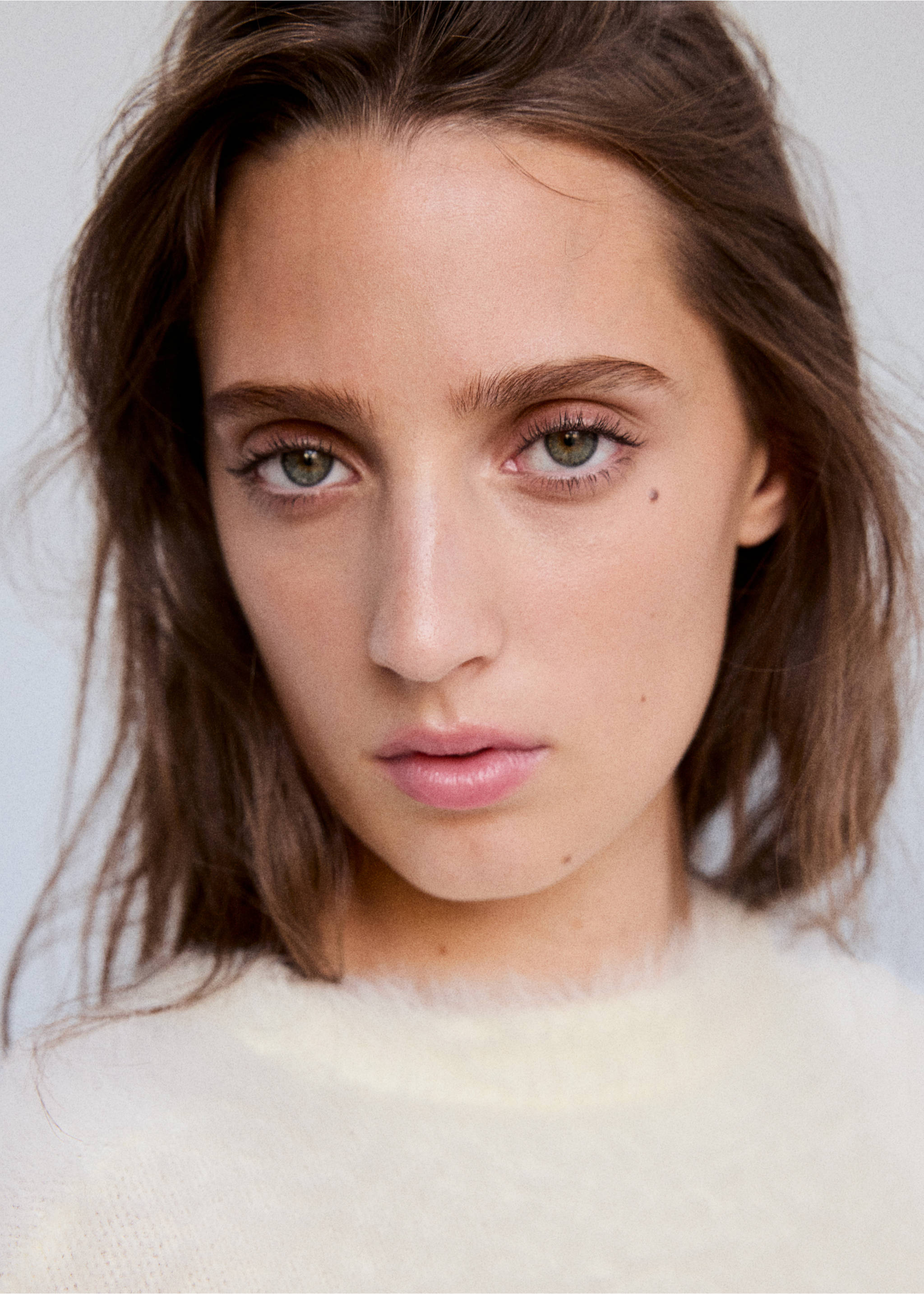 Close-up of a model wearing a textured light-coloured jersey., Ecru. Ref: 37007799-00.