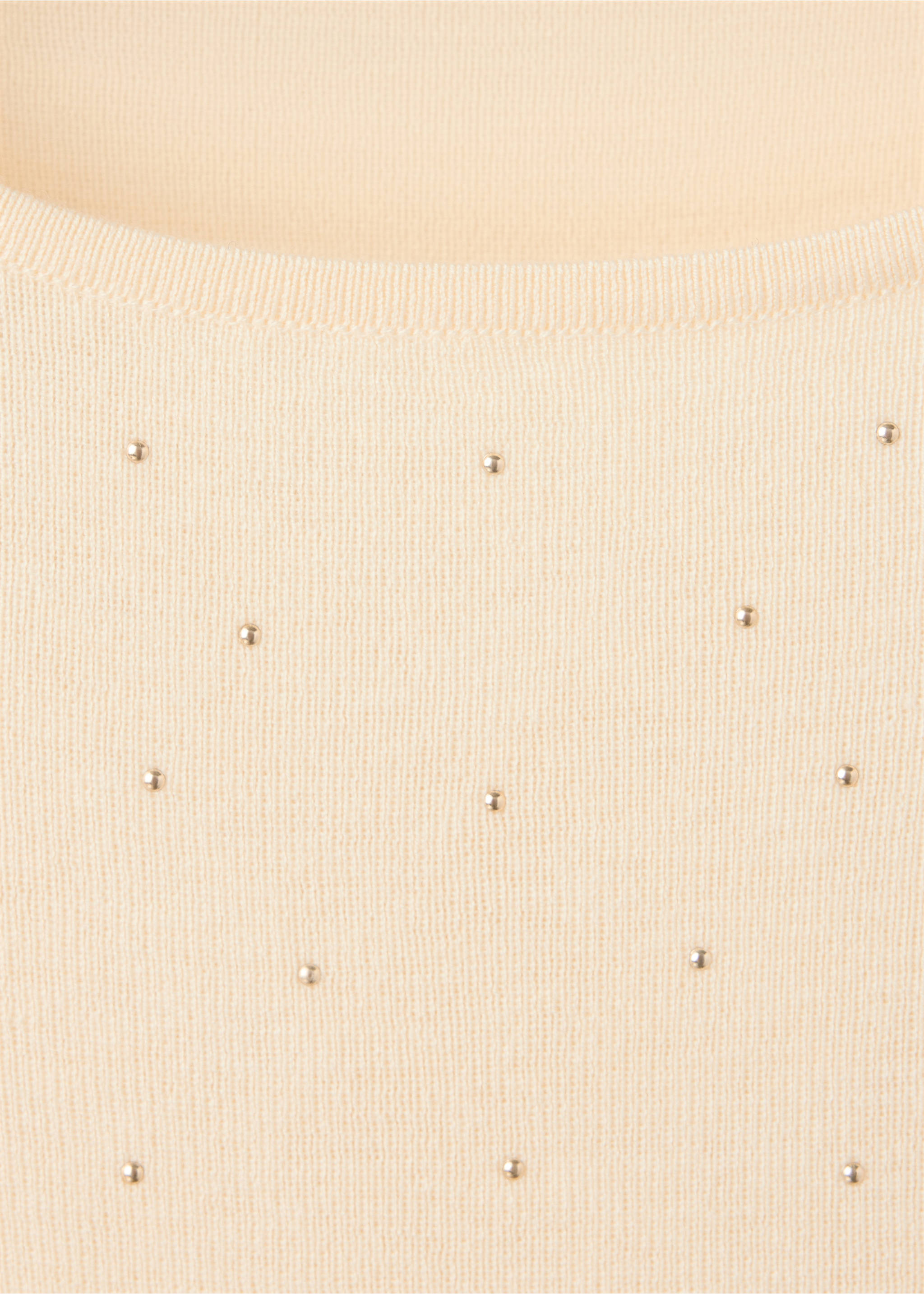 Detalle del cuello de jersey de punto crema con aplicaciones de tachuelas metálicas., Crudo. Ref: 37007804-00.