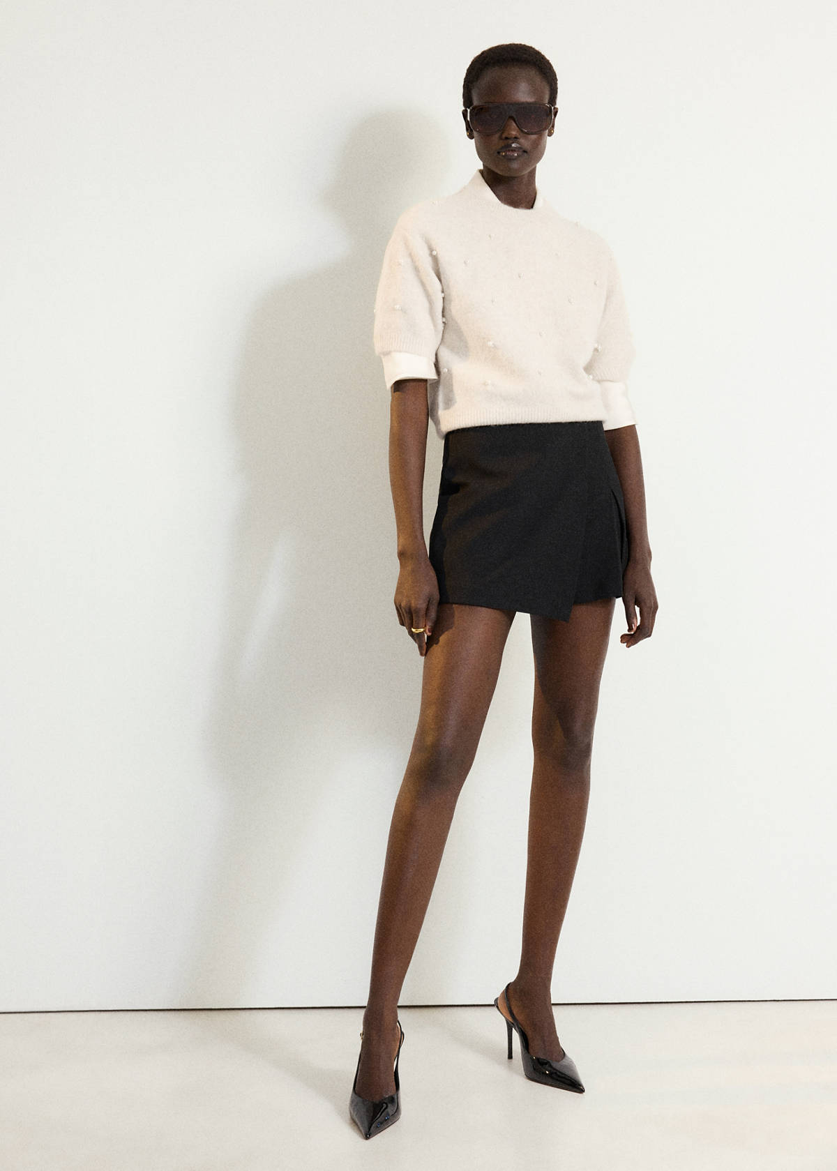 Short-sleeved jumper with pearls