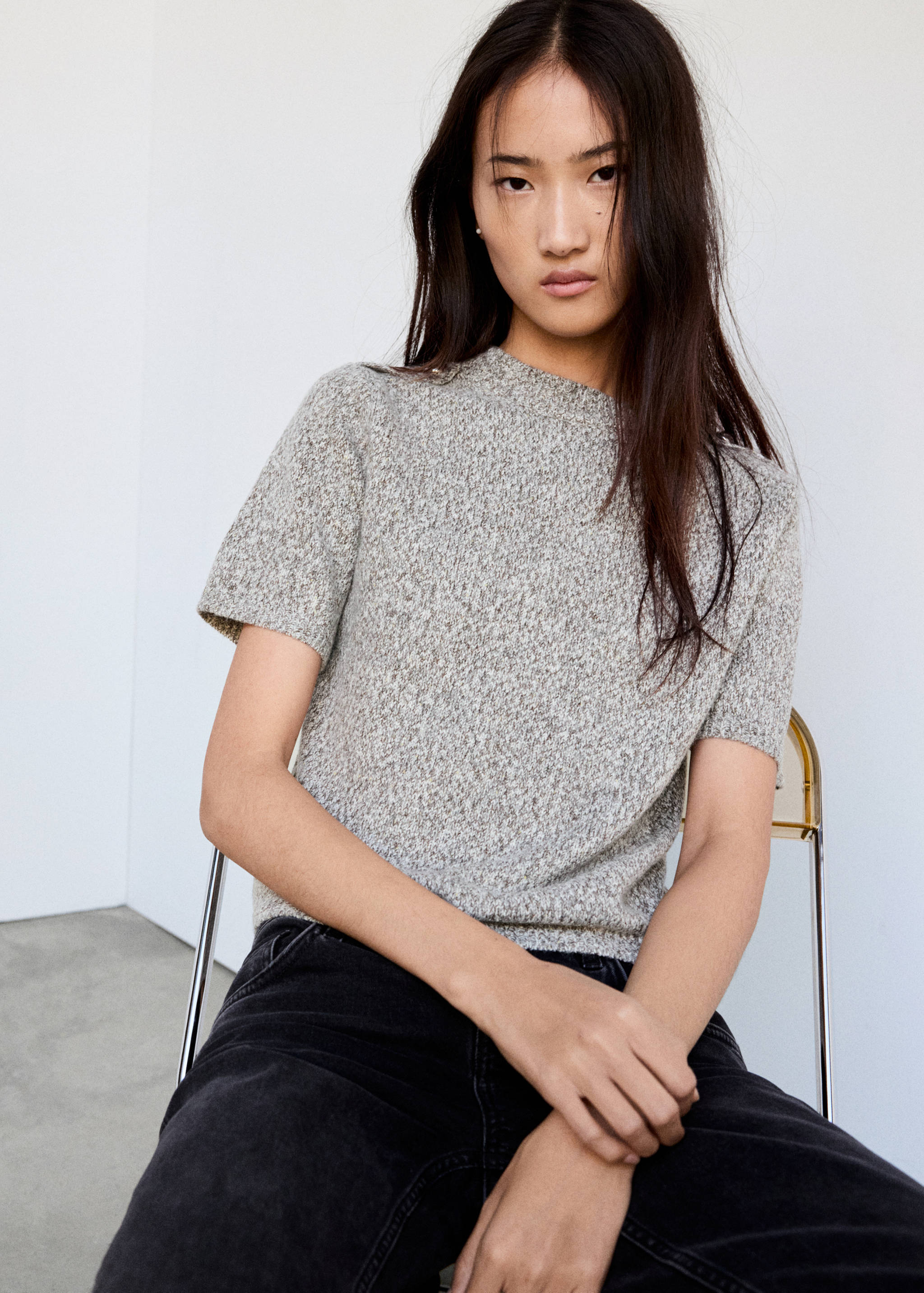 Mottled grey short-sleeved knitted jersey with a round neckline.