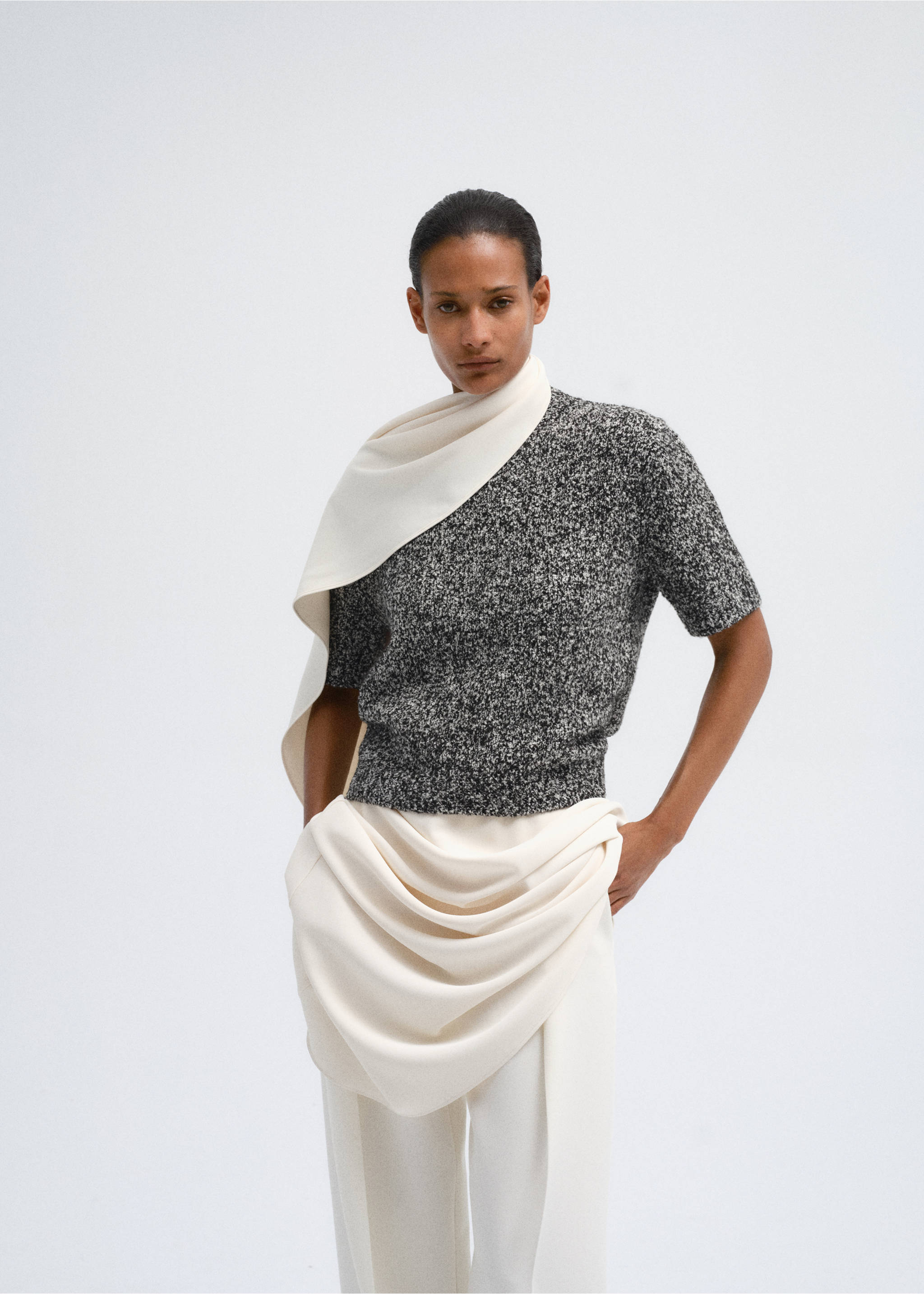 Black and white speckled short-sleeved knit jersey with a draped white scarf., Medium Heather Grey. Ref: 37007811-00.