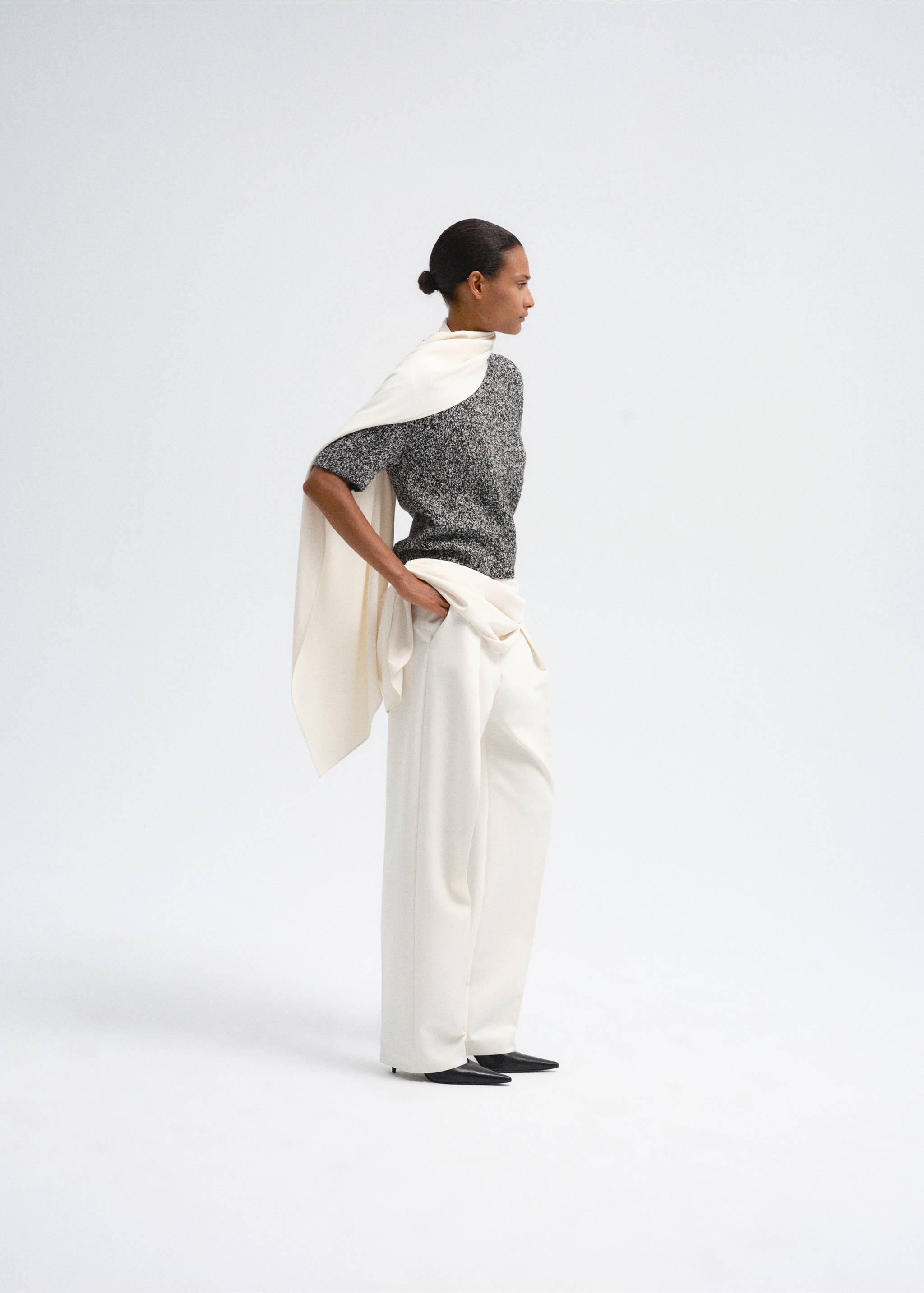 Short-sleeved black and white speckled jersey worn with a cream scarf and white trousers., Medium Heather Grey. Ref: 37007811-00.